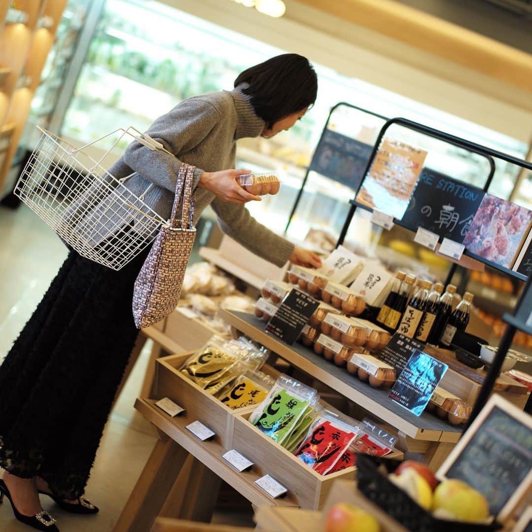 木本泉さんのインスタグラム写真 - (木本泉Instagram)「-﻿ 1階にはオーガニック商品や京都で採れた食品が販売されていて楽しすぎる🥕﻿ ﻿ どれもこれも欲しくなる笑。﻿ またゆっくりお買い物に行きたい！﻿ ﻿ たまごかけご飯用にたまごを購入🥚﻿ ﻿ こーゆー場所にはついつい長居してしまう😆﻿ ﻿ #GOODNATURESTATION#京都#河原町#オーガニック#オーガニックスーパー#マルシェ」2月4日 18時10分 - izumikimoto