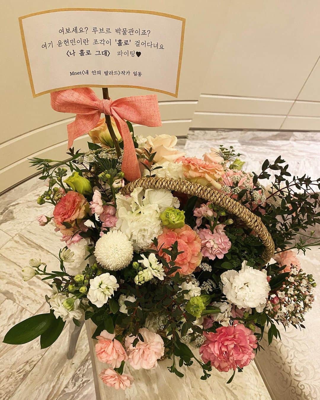 ユン・ヒョンミンのインスタグラム：「이봐요! 왜 사람을 감동시키구 그래~^^ #내안의발라드 #엠넷 #천사작가님들 #감동」