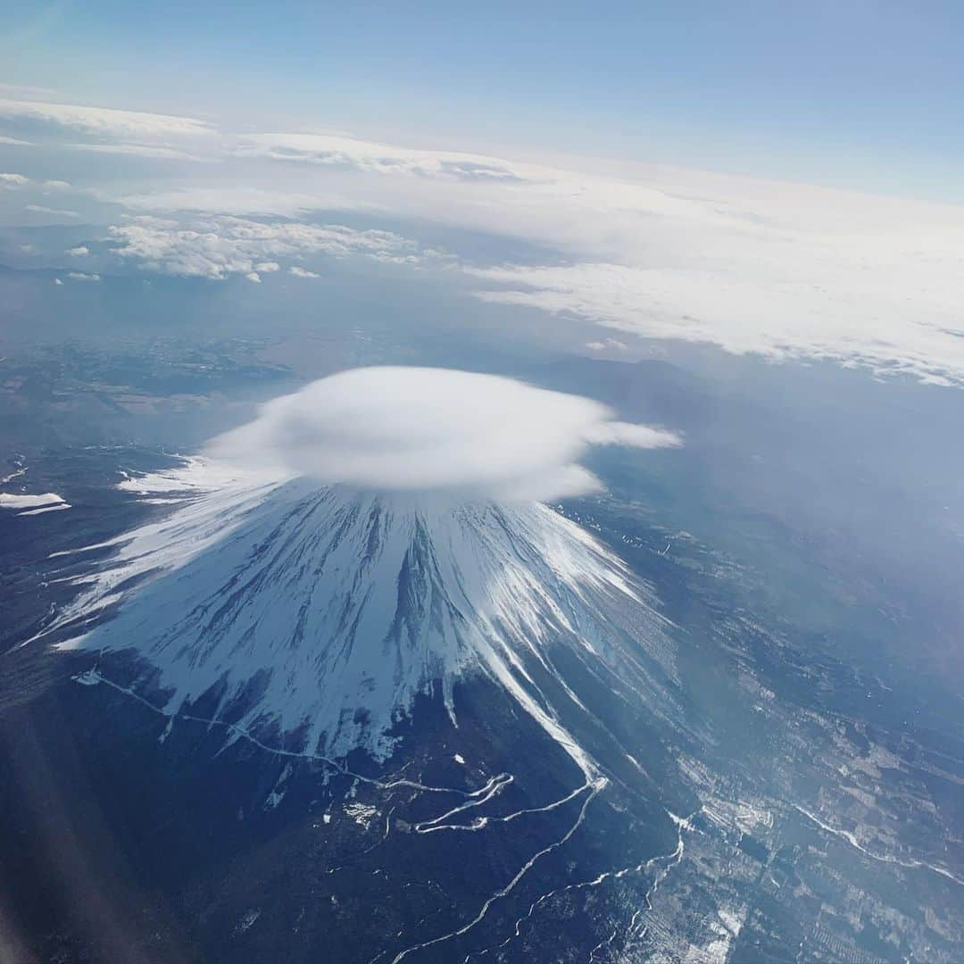 大桃美代子さんのインスタグラム写真 - (大桃美代子Instagram)「笠を被った富士山🗻。 笠富士は雨の前兆？  美しい富士山は癒しです。  #富士山#笠富士#傘無事#富士#huji#ana#静岡県#山梨県#富士山好きな人と繋がりたい #星野リゾート#후지산#japanese#しずおかみっけ #静岡上空 @shizuoka_kankou」2月4日 18時23分 - miyoko_omomo