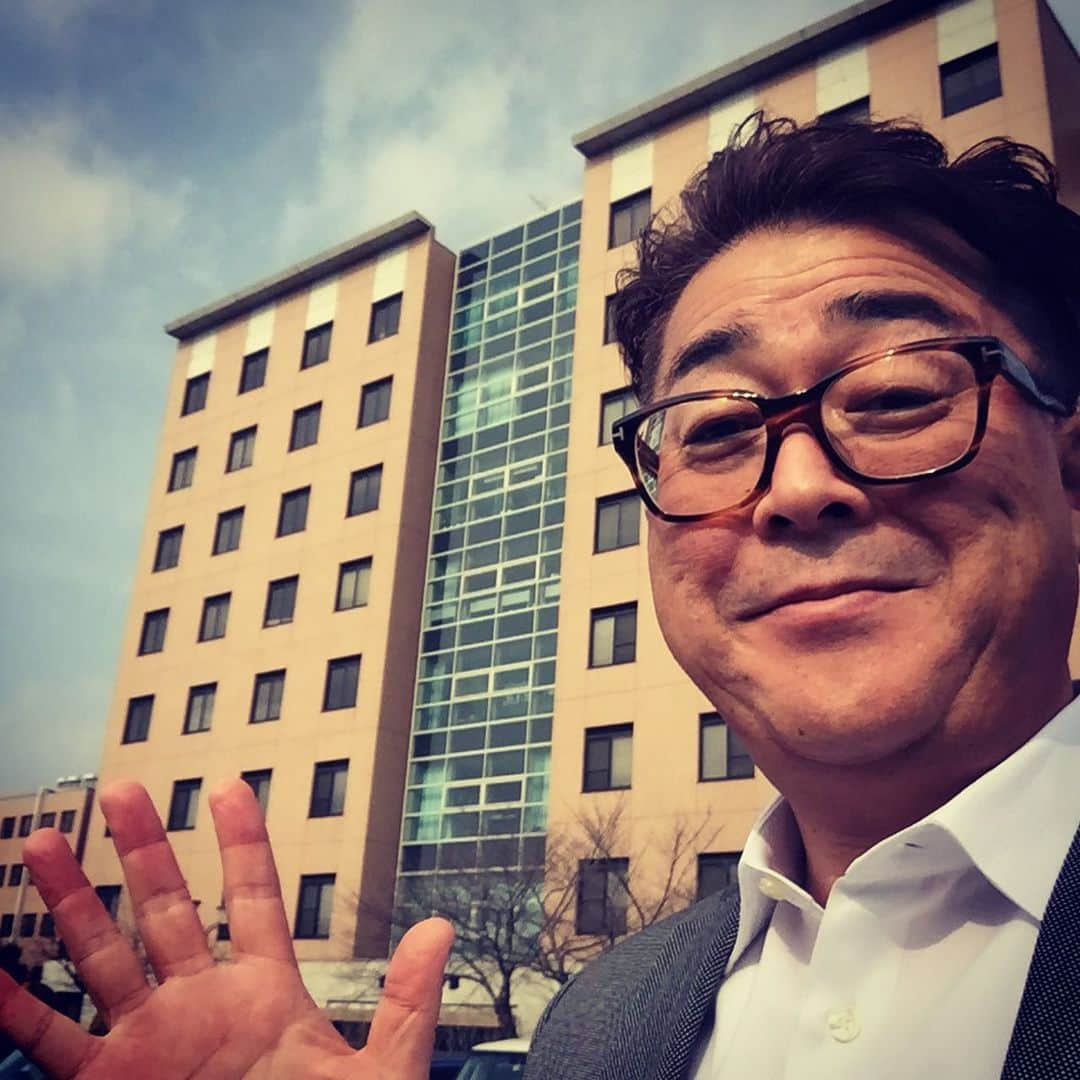 多賀公人さんのインスタグラム写真 - (多賀公人Instagram)「私が担当している、岡山大学の本年度のキャリア概論の授業が昨日無事に終了しました。建設、ファッション、旅行、商社などバラエティーに富んだゲストをお迎えできた事、心から感謝です。ボランティアでここまで凄い方々が来てくださることに改めて御礼申し上げます。こんな授業あったらな、の思いで作った授業。我ながら凄い(自画自賛)。社会に出て、あの人のあの言葉の意味はこうだったのか？いつか役に立ってくれたら嬉しいです。来年度も、更にパワーアップしていきます。  #岡大 #キャリア #happy #collage  #university #love #campus  #わかいってすばらしい #多賀公人」2月4日 18時27分 - kimito_taga