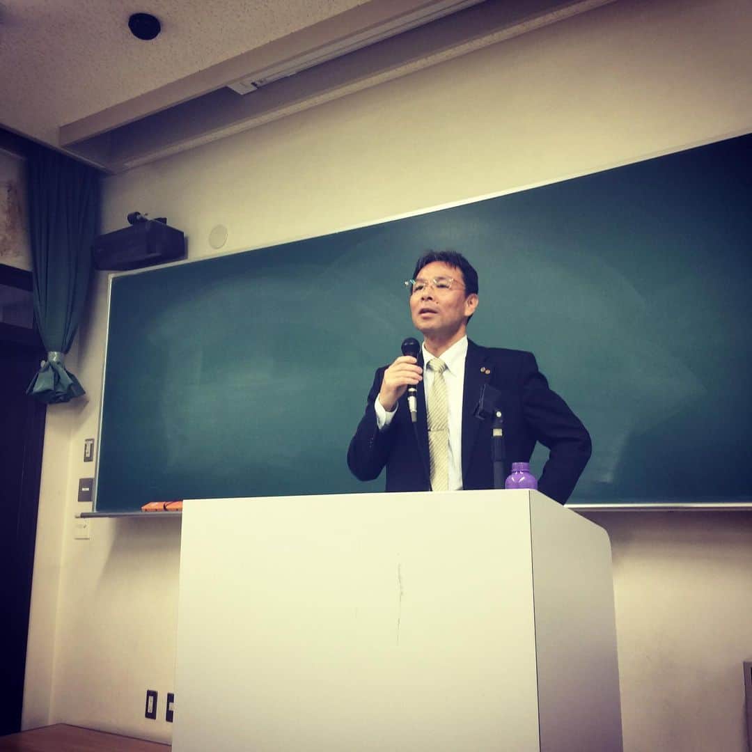 多賀公人さんのインスタグラム写真 - (多賀公人Instagram)「私が担当している、岡山大学の本年度のキャリア概論の授業が昨日無事に終了しました。建設、ファッション、旅行、商社などバラエティーに富んだゲストをお迎えできた事、心から感謝です。ボランティアでここまで凄い方々が来てくださることに改めて御礼申し上げます。こんな授業あったらな、の思いで作った授業。我ながら凄い(自画自賛)。社会に出て、あの人のあの言葉の意味はこうだったのか？いつか役に立ってくれたら嬉しいです。来年度も、更にパワーアップしていきます。  #岡大 #キャリア #happy #collage  #university #love #campus  #わかいってすばらしい #多賀公人」2月4日 18時27分 - kimito_taga