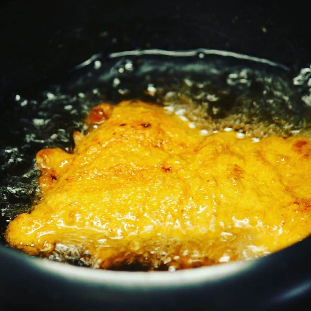 メシ通さんのインスタグラム写真 - (メシ通Instagram)「鶏もも肉にチーズを挟んで揚げるファーストフード感覚のフライドチキン🍻ザクザク、とろ～り🧀 "家で揚げ物”がラクになるコツ。ザクザク衣の「チーズインチキン」【山本リコピン】 https://www.hotpepper.jp/mesitsu/entry/y-ricopin/2020-00008  #mesitsu #メシ通 #グルメ #鶏もも #チキン #フライドチキン #揚げ物 #揚げ物大好き #チーズ星人 #簡単 #レシピ #レシピブログ #山本リコピン #神奈川 #chicken #cheese #friedchicken #gowellwithbeer #easy #delicious #recipe #recipeblog #japan #kanagawa #yamamoto_ricopin」2月4日 18時29分 - mesitsu