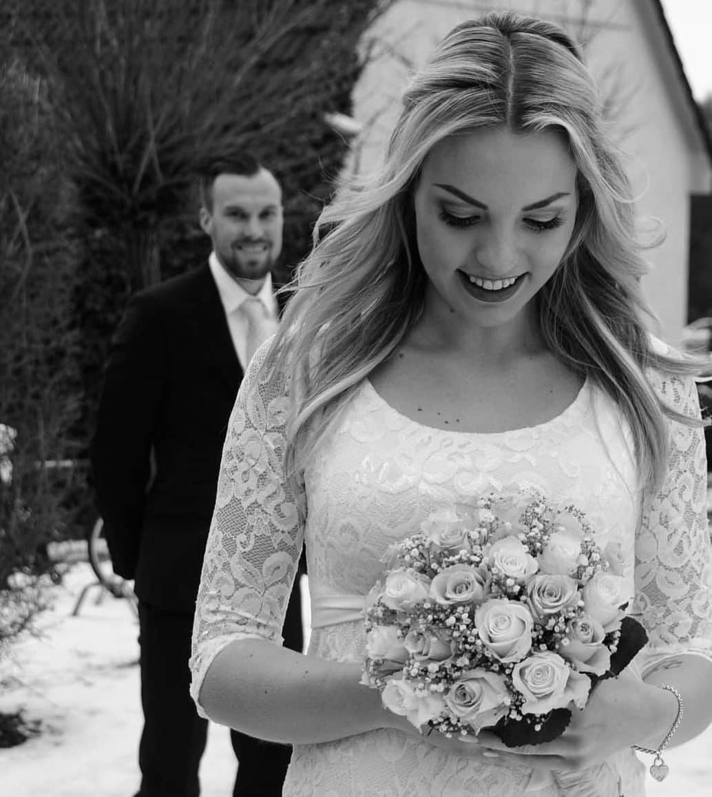 ケヴィン・グロスクロイツのインスタグラム：「Hochzeitstag ❤️ #1jahr  Ich liebe dich ❤️❤️❤️ @carolin_grosskreutz」