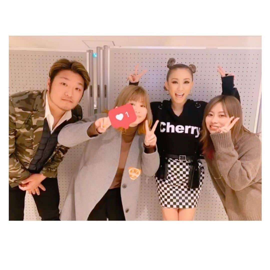 misoNosukeさんのインスタグラム写真 - (misoNosukeInstagram)「・ ・ misonoが初めて作詞作曲した『ガラスのくつ』を ・ 『ずっと聞いてたらmisonoさんと会えました！聞いてて良かったです！』 ・ ってRANに言われて、信じられない話だけど嬉しすぎる…笑 ・ ↓ ・ #Repost @ran_starys with @make_repost ・ いつもお世話になってる #misono さんに ご招待頂き #倖田來未 さんのライブのチケットを プレゼントしてくださり行かせて頂きました。  本当に感動しました。 ライブ行くたびに感動します。 #Blackcherry も #japonesque も 去年よりまた最強になってて 盛り上がりがはんぱなかった。 歌声で泣けるのは倖田來未さんだと再確認しました。 感情が入ってるのをいつもかっこいいなぁと思って聴いてます。  DVD発売されるし、買う方いたら ネタバレになるけど(らんも買う) 始まりから終わりまで瞬きしたくないくらい 全てが音楽とエンタメであって 色気があって可愛くて大爆笑出来て 「うわぁ」って声出て拍手しちゃうくらい パフォーマンスがすごくて 毎回涙が出ます。  最後の終わりの倖田來未さんの涙や笑顔に グサァアアアァってなる。笑 ファンへの想いが強さになるライブ。 数時間見入ってしまう。 ライブの時のトークはいつ見に行っても頭に残しています。 昨日は「自分は自分」っておっしゃってて その言葉を強みに頑張ろうと思います。  そして貴重な機会にお誘い頂き misonoさんありがとうございます。 misonoさんに触れた瞬間 涙溢れてやっと会えたぁってなったごめんなさい😭 お話できたのもmisonoさんのおかげです。 出会えた事心から感謝です。  お二方にお会いできたこと光栄です。 ゆいのお話も聞いてくださりありがとうございます。 きっとゆいの家族も喜んでます。 素敵な人には素敵なひとが集まるんだなぁ。 姉妹揃っていい人とかのレベルじゃない。 お写真まで、、。一生の宝物です。 こんなことは当たり前のことじゃないです。  20周年おめでとうございます。 これからも倖田組です！会員ナンバー覚えてるくらいです！笑 ずっと応援しています！！ 20年間色褪せることなく進化していく倖田來未さんを尊敬します。  ずっと余韻が抜けない😭もう一度 #reLive 行きたい😭❤️❤️ 長文ごめんなさい🙇‍♂️伝えたい事が山ほどありました、、、 . .  #YouTube #staRYs #スターリーズらん . . @kodakumi_official  @yui_starys  @tomu_asbridge」2月4日 9時35分 - misono_koda_official