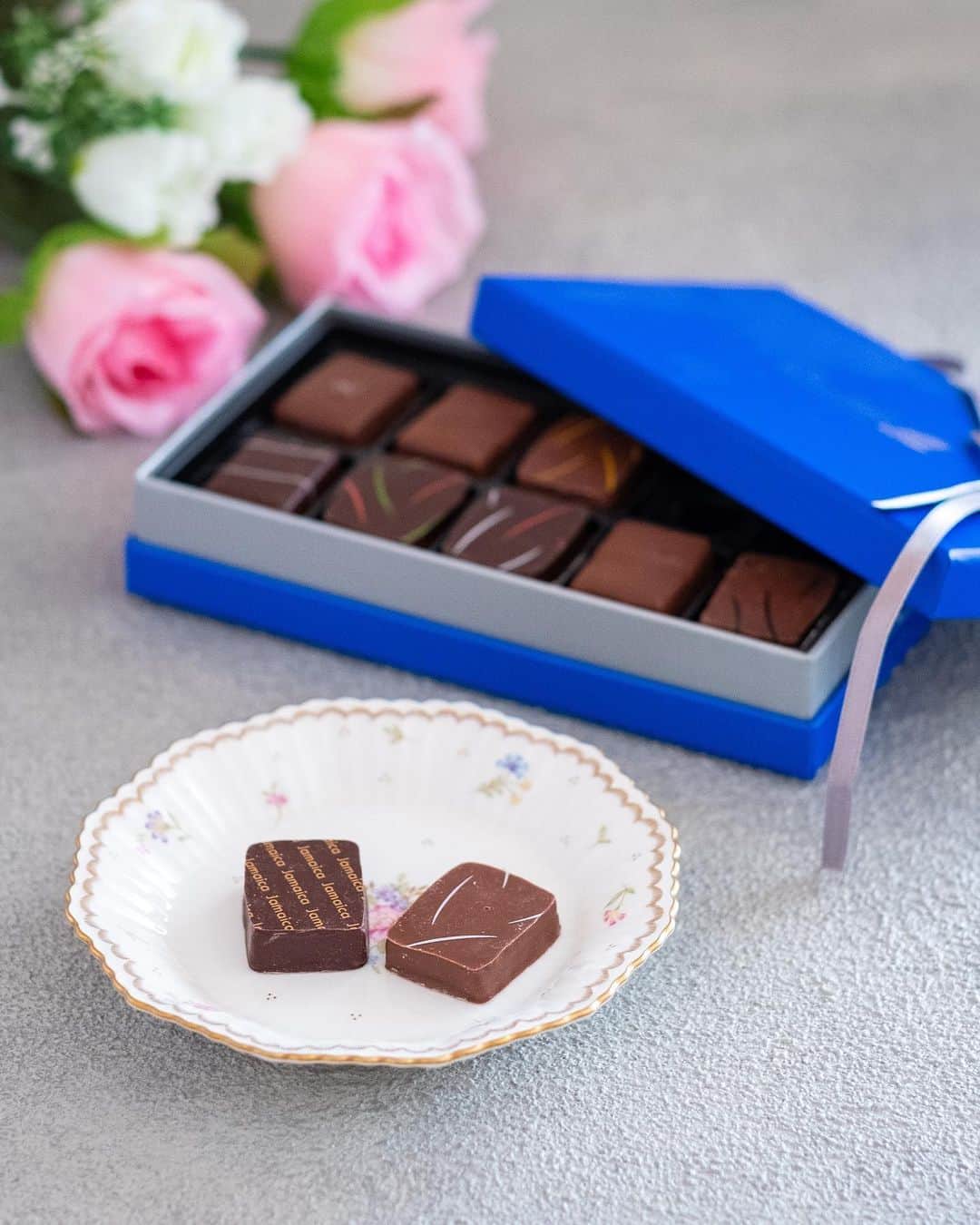haru.のインスタグラム：「. おはようございます☀ . 写真は、国際的なチョコレートのコンクール、インターナショナルチョコレートアワードにて、 人気No.1フレーバーの「塩キャラメル」が2013年に金賞を受賞したショコラティエ「セントー」 @centho_japan 🍫の、 2020年の新商品「セントー ワールドセレクション 10」♡ . 常設店舗がないセントーのチョコレートは、 日本ではバレンタイン期間しか手に入らないんです！ . 今年はキャラメルやガナッシュなどの新しい組み合わせに挑戦。 見た目も美しく見ているだけでテンションが上がりますが…！ 間違いないおいしさで、ひとくち食べる度に幸せ気分です♡ 気になる方は是非！ . . .  #PR #セントー #centho #バレンタイン #valentine #チョコレート #chocolate #塩キャラメル #ベルギー #バレンタインチョコ」