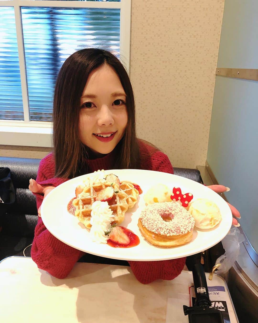 西村季里子のインスタグラム：「・ ランドで一番食べたかったやつ🍓 ベリー・ベリー・ミニー！の期間限定の ワッフル&ドーナツ🧇🤎🍩🤎 13時から18時までの限定のやつで、 17時くらいにギリギリ食べれた🤤💓 かなちゃん甘いもの苦手なのに 付き合ってくれた😭😭💗好き . ランチはアリスのレストランで食べた🍽 美味しかった〜〜🙌🏻🙌🏻🙌🏻 . ダイエットしなきゃなのに 今月も予定を詰め込みすぎてる🐷 今週実家帰るから食べすぎ注意だわ… .  #disney#disneyland #land #tokyodisneyland #tokyodisneyresort  #ディズニー#ディズニーランド #ランド#東京ディズニーランド  #雨の日ディズニー#雨天決行 #ベリーベリーミニー#ワッフル#ドーナツ #クイーンオブハートのバンケットホール  #ランチ#アリス#レストラン#期間限定 #限定に弱い#ダイエット#🐷#follow#followｍe」