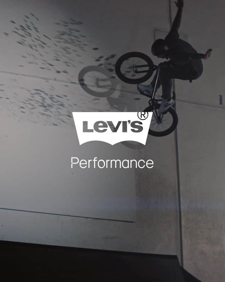 のインスタグラム：「+Levi’s® Energy  世界で初めてジーンズにセリアント®を搭載。  デニム生地に含まれるセリアント®が、身体から放出される熱を筋肉繊維に転換し、赤外線エネルギーに変えることで、血液循環を向上。  #リーバイスエナジー #リーバイスエンジニアードジーンズ #リーバイス #Levis #liveinlevis」