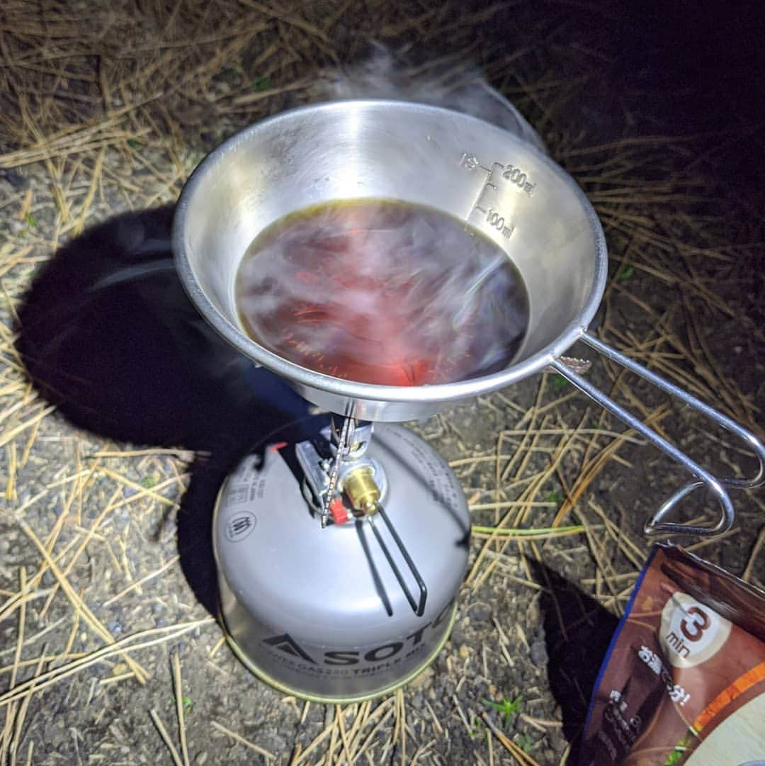 山下晃和さんのインスタグラム写真 - (山下晃和Instagram)「【BIKE&CAMP】MTB、マウンテンバイク。競技の自転車というイメージが強いが、僕は山旅できるという認識  伊豆大島は仕事でも、遊びでも、おそらく50回以上来ていて、（昔CS放送のテレビ番組でも来たね）舗装路はもう見飽きているので、山を楽しみたいし、海を楽しみたい。 そうなると、ロードバイクでは走れない場所が多過ぎるため、MTBがマッチ  フロント3枚✕リア9枚の27Sはもはや旧いモノだけど、機材は関係ない。フロントサスペンションと太いタイヤさえあれば。  旅費は、島島切符という安いチケット。往復8900円くらいの船が今なら往復4000円。半額以下。船輪行代も無料。  トウシキキャンプ場も電話予約すれば無料。他にかかったのは飲食代のみ。  美味しい梵天の羽根付たい焼き（羽根付過ぎて2匹に見える）、島寿司、しらす丼など、食にお金をかけられる  自転車も旅もお金かけないで、遊ぶ方法を知っているか、いないか。それだけ。  青い海、オレンジ色の夕焼け、フカフカのナンガ寝袋、満天の星空、波が岩に当たる音、黄色くて湿った芝生の匂い、海沿いの絶景ダート、森の中のシングルトレイル、葉っぱの踏む音、鳥の鳴き声、フェリーのエンジン音。  #旅してますか？  #keenambassador #KEENJAPAN  #travelbybike  #bikeandcamp  #knobbytire #mountain #seaside #gravel #グラベル #トレイル #CAMP #キャンプ #ソロキャンプ #冬キャン #旅の予算6000円くらい #Japan #okataport #bikecamping」2月4日 9時49分 - travel_akikazoo