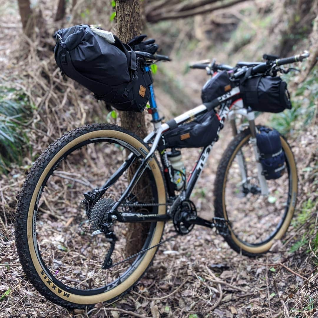 山下晃和さんのインスタグラム写真 - (山下晃和Instagram)「【BIKE&CAMP】MTB、マウンテンバイク。競技の自転車というイメージが強いが、僕は山旅できるという認識  伊豆大島は仕事でも、遊びでも、おそらく50回以上来ていて、（昔CS放送のテレビ番組でも来たね）舗装路はもう見飽きているので、山を楽しみたいし、海を楽しみたい。 そうなると、ロードバイクでは走れない場所が多過ぎるため、MTBがマッチ  フロント3枚✕リア9枚の27Sはもはや旧いモノだけど、機材は関係ない。フロントサスペンションと太いタイヤさえあれば。  旅費は、島島切符という安いチケット。往復8900円くらいの船が今なら往復4000円。半額以下。船輪行代も無料。  トウシキキャンプ場も電話予約すれば無料。他にかかったのは飲食代のみ。  美味しい梵天の羽根付たい焼き（羽根付過ぎて2匹に見える）、島寿司、しらす丼など、食にお金をかけられる  自転車も旅もお金かけないで、遊ぶ方法を知っているか、いないか。それだけ。  青い海、オレンジ色の夕焼け、フカフカのナンガ寝袋、満天の星空、波が岩に当たる音、黄色くて湿った芝生の匂い、海沿いの絶景ダート、森の中のシングルトレイル、葉っぱの踏む音、鳥の鳴き声、フェリーのエンジン音。  #旅してますか？  #keenambassador #KEENJAPAN  #travelbybike  #bikeandcamp  #knobbytire #mountain #seaside #gravel #グラベル #トレイル #CAMP #キャンプ #ソロキャンプ #冬キャン #旅の予算6000円くらい #Japan #okataport #bikecamping」2月4日 9時49分 - travel_akikazoo