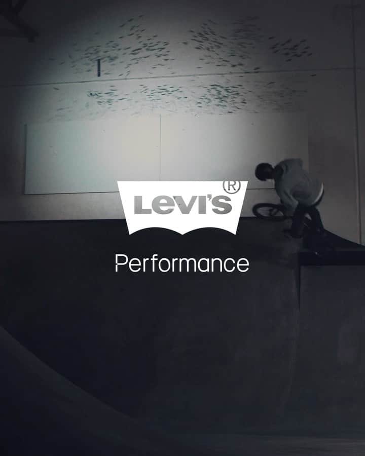 のインスタグラム：「+Levi’s® Energy  世界で初めてジーンズにセリアント®を搭載。  デニム生地に含まれるセリアント®が、身体から放出される熱を筋肉繊維に転換し、赤外線エネルギーに変えることで、血液循環を向上。  #リーバイスエナジー #リーバイスエンジニアードジーンズ #リーバイス #Levis #liveinlevis」