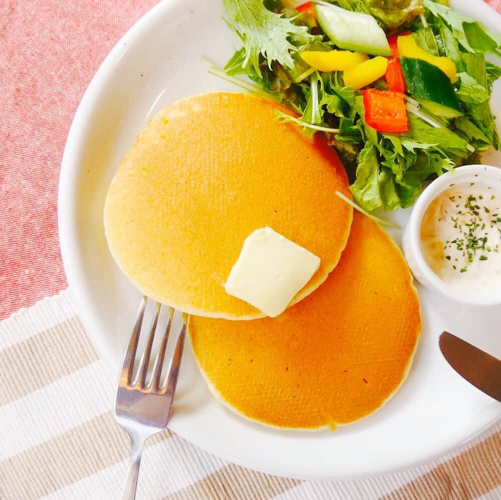 のインスタグラム：「🥞⠀ .⠀ おはようございます♪⠀ 本日も朝からご来店ありがとうございます◎⠀ .⠀ 1/30〜2/12のモーニングは⠀ おかず系パンケーキが再登場！⠀ 前回人気のため、リクエストを頂きました✨⠀ 期間中にぜひお試しください◎⠀ Have a nice day 〜 ‼︎⠀ .⠀ ---------------------------⠀ ※明日2/5は定休日です※⠀ 平日 7:00〜22:00 L.O⠀ 休日 9:00〜22:00 L.O⠀ 定休日 毎月第1・第3水曜日⠀ 貸切パーティー予約受付中！⠀ WORLD NIGHBORS CAFE⠀ 03-5981-6211⠀ ---------------------------」