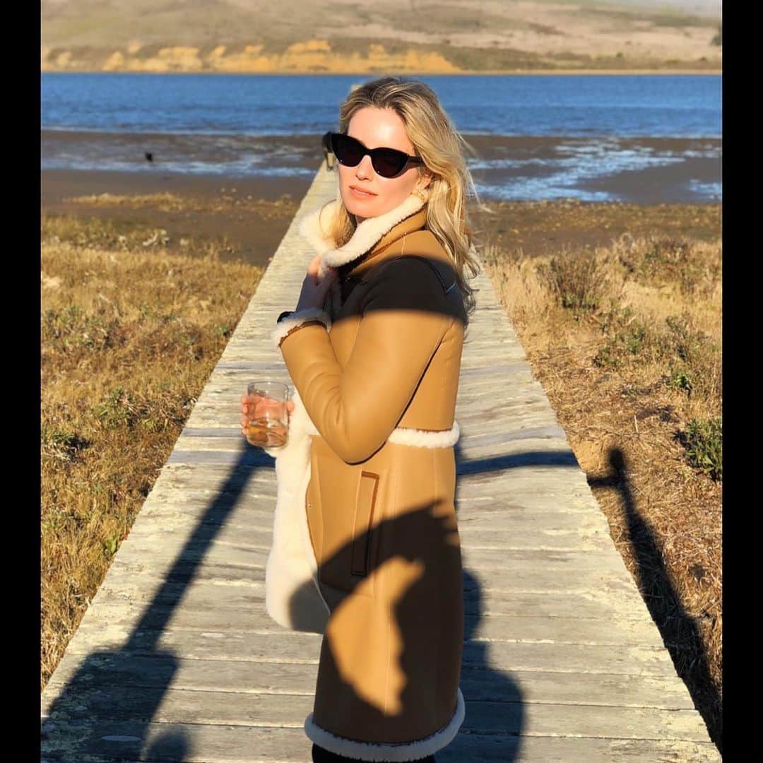 アナベル・ウォーリスのインスタグラム：「I thank you @toryburch... you have made adventure more chic than I have ever known ❤️ #movieprep #silentnight #toryburch #adventure #love... and the dog names #ZUES!! #adoptdontshop  YES...that is a dirty Martini 🍸」