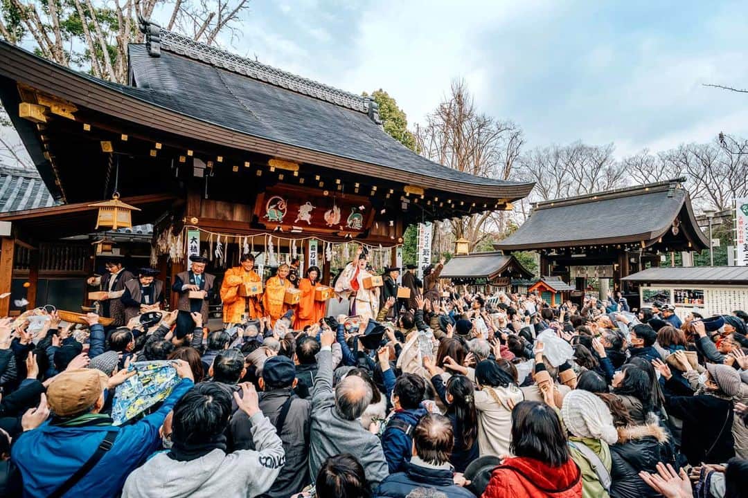 京都いいとこフォトさんのインスタグラム写真 - (京都いいとこフォトInstagram)「. 護王神社節分大祭。 鬼たちを追い払ったあとは、 お待ちかねの豆撒きで境内は大盛り上がり。 寒さを吹き飛ばすような 熱気に包まれた節分祭でした。 . Goo Shrine Setsubun Grand Festival. After driving away the red and green demons, The precincts are very exciting with the beans that we have been waiting for. Despite the winter, it was setsubun festival wrapped in the heat of the people. . .  Date : 2020.2.3 Location : #護王神社 #Gooujinja Photo : @hino0117 .」2月4日 10時17分 - kyoto_iitoko