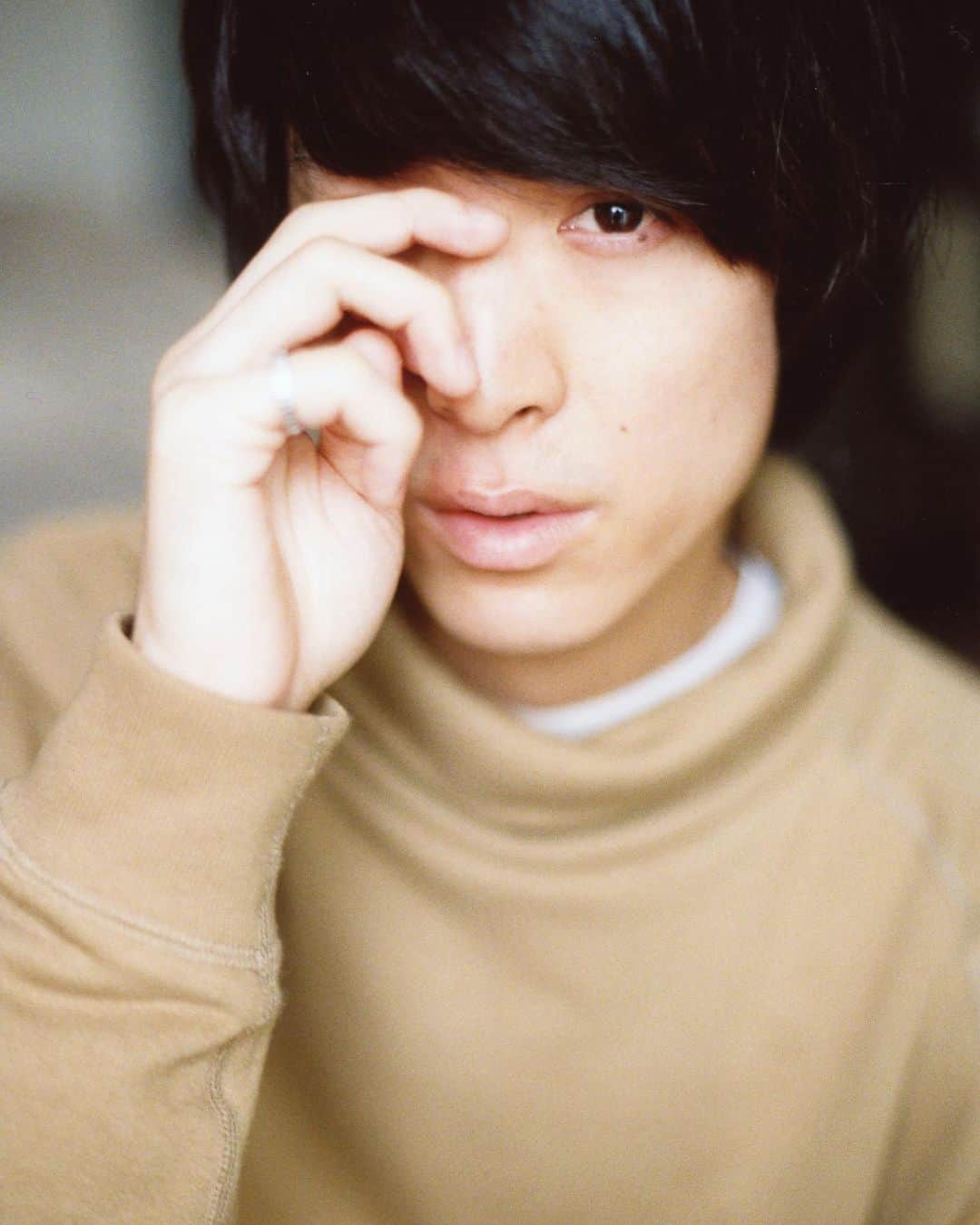 花盛友里のインスタグラム：「She’s 井上竜馬くん for 音楽と人 何の仕事もまだしてなかったときに営業に行って、訳の分からないブックだったのに信じてお仕事を下さった10年前からずっと、お世話になっている大好きな雑誌。  お仕事いただくたびほんとうに幸せ。 今回も素敵な誌面になっててうれしー！！」