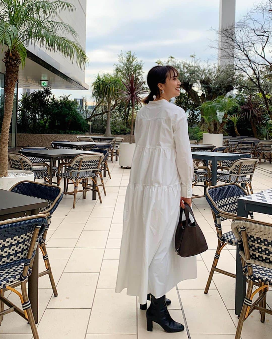 春名亜美さんのインスタグラム写真 - (春名亜美Instagram)「本日、2/4(火)10:00よりWEB SHOPにて ＜切替シャツワンピース再予約＞がSTART致しました🌼  初回発売分がご予約にて即完売し、 沢山の再販リクエストを頂いておりました切替シャツワンピース♡ 今回もご予約数に限りがありますので、 お問い合わせ頂いた方はお早めのご予約をオススメ致します🙇🏻‍♀️ ・ ・ 《切替シャツワンピース》 FREE SIZE / WHITE・BEIGE ¥19,000(+tax) ・ @fromfirstmusee ・ #fromfirstmusee #MUSEE #フロムファーストミュゼ」2月4日 10時11分 - amiharunaami