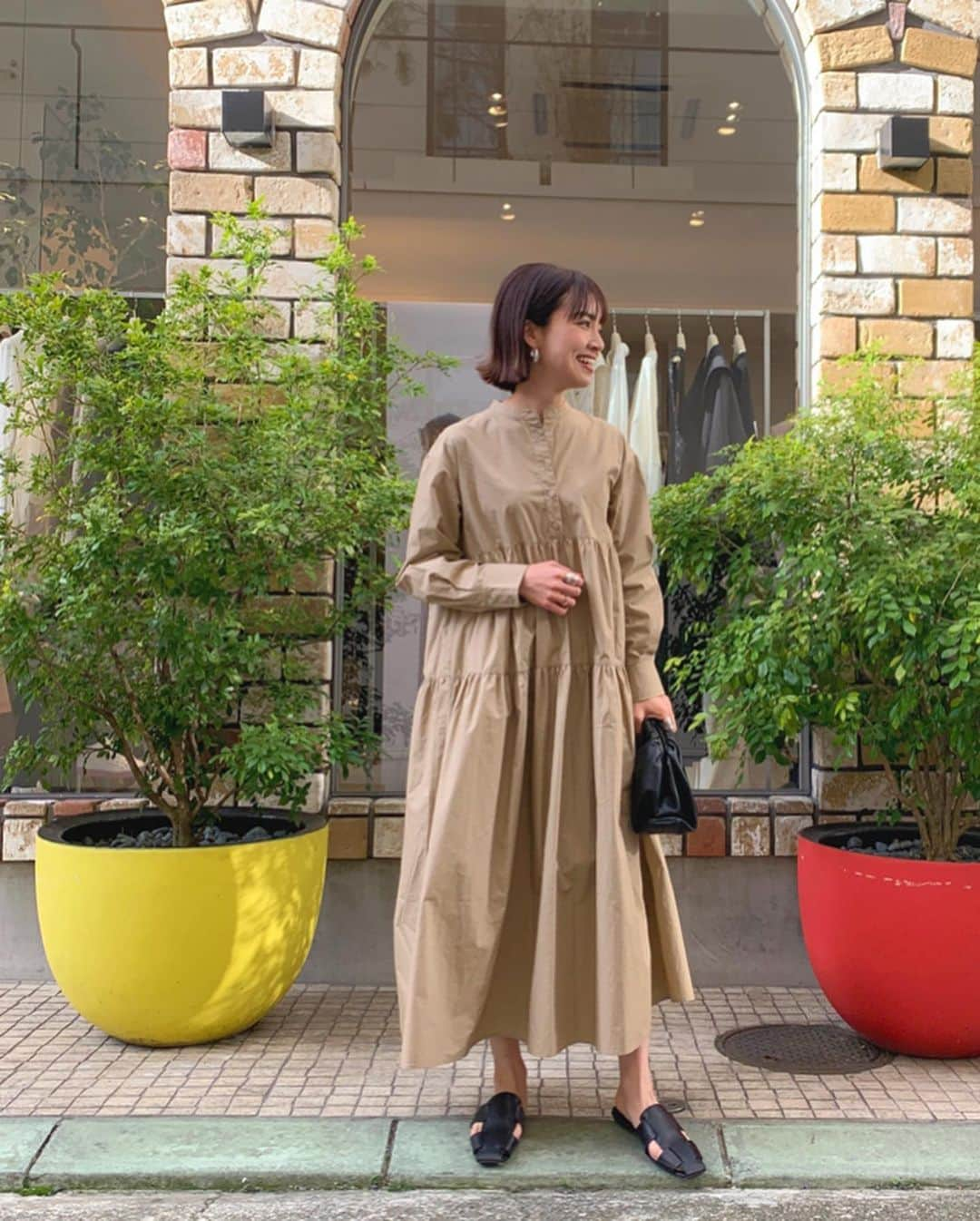 春名亜美さんのインスタグラム写真 - (春名亜美Instagram)「本日、2/4(火)10:00よりWEB SHOPにて ＜切替シャツワンピース再予約＞がSTART致しました🌼  初回発売分がご予約にて即完売し、 沢山の再販リクエストを頂いておりました切替シャツワンピース♡ 今回もご予約数に限りがありますので、 お問い合わせ頂いた方はお早めのご予約をオススメ致します🙇🏻‍♀️ ・ ・ 《切替シャツワンピース》 FREE SIZE / WHITE・BEIGE ¥19,000(+tax) ・ @fromfirstmusee ・ #fromfirstmusee #MUSEE #フロムファーストミュゼ」2月4日 10時11分 - amiharunaami