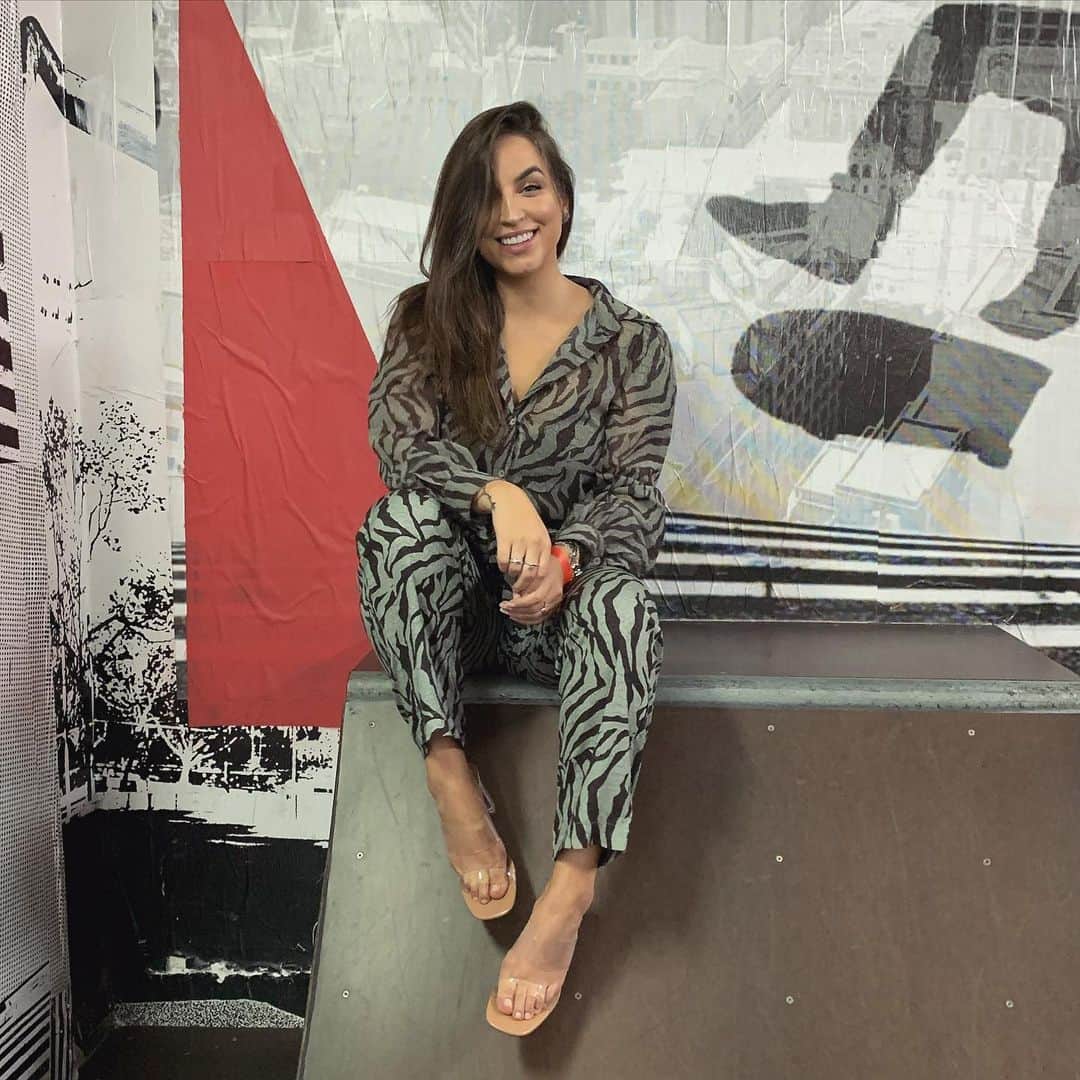 Bruna Unzuetaのインスタグラム：「Experiência incrível aqui no Farol Night Experience @farolsantander ✨ pra quem não sabe, o Farol Santander é um espaço cultural, de lazer, empreendedorismo e gastronomia no Centro de SP . Vale muito a pena a visita, o Mirante é incrível e as obras de artes lindas demais! 🥰🎨🎈#publi  #farolsantanderSP #santander」