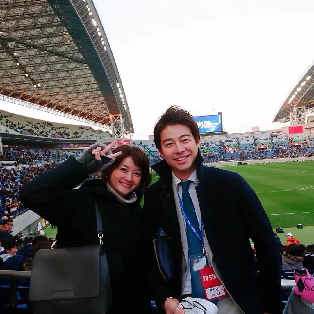 武藤乃子さんのインスタグラム写真 - (武藤乃子Instagram)「⚽️ 先月のことですが。 高校サッカー選手権の決勝を観てきました。  高校サッカーの現地観戦は、自分がチアで母校の応援に行った以来(たぶん)。何年ぶりなの…😱笑 埼スタは、レッズの🎤ピッチレポ以来でした。  見応えのある本当に楽しい良い試合で、息子もサッカーを続けるならば、この舞台を目指せるように頑張ってほしいな、と思いました。  やっぱり、高校サッカー、サイコーだ🤩  群馬テレビの小松アナにも会いました📸  #高校サッカー選手権 #サッカー観戦」2月4日 10時20分 - muto_noriko.11