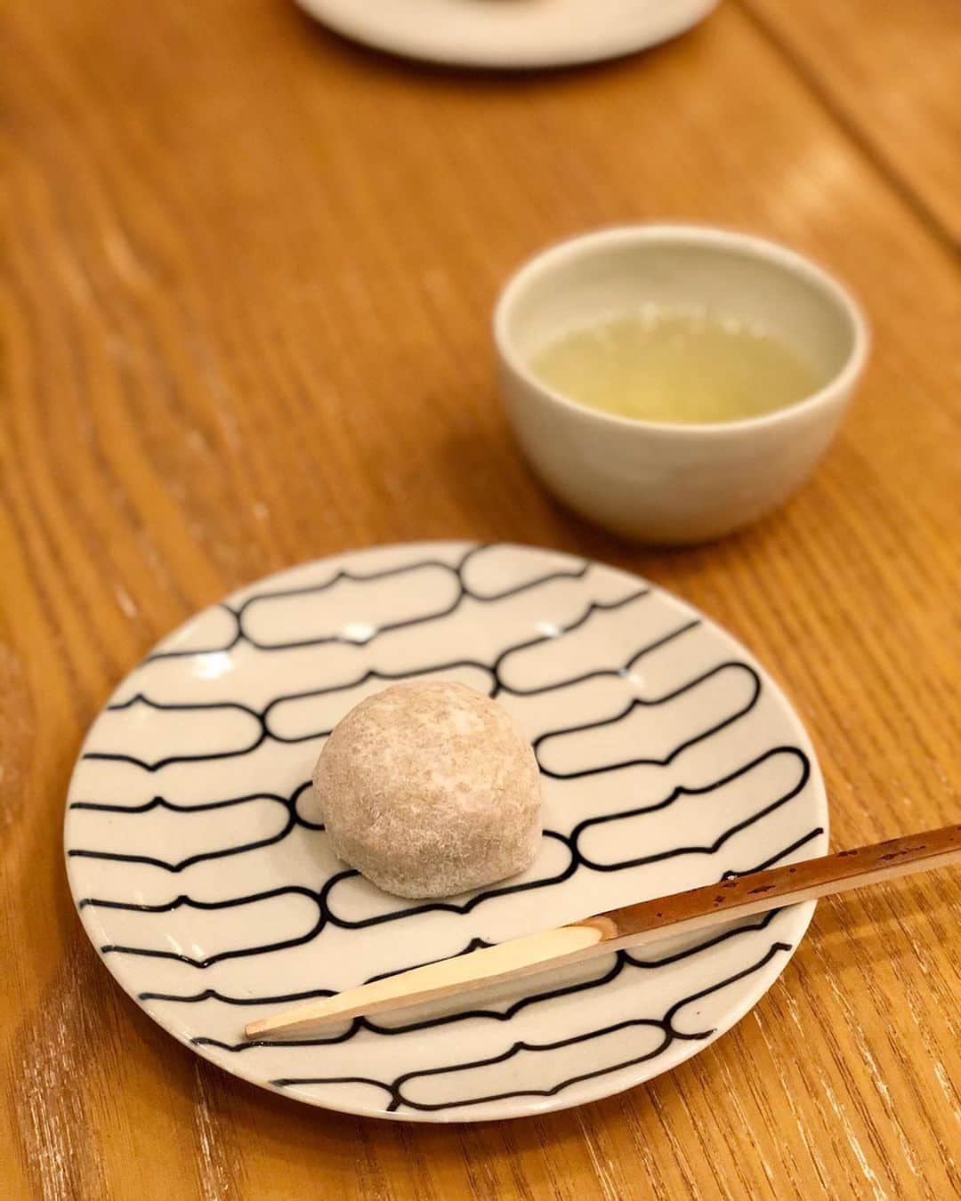 黒田麻理耶さんのインスタグラム写真 - (黒田麻理耶Instagram)「. わ〜💓和菓子大好き😍🍵 . 先月、ひとみん(@hitomi0502_u)と 「HIGASHIYA GINZA」で #一汁三菜 の和食ランチをしました🥢✨ . 店内がとても素敵で（外国の方も好きそう💁🏼‍♀️） お料理も優しいお味でどれも美味しくて ここかなり気に入っちゃった😆🙏❤️ . 最後にお茶と一緒に選ぶ季節の生菓子は どれにするか迷った迷った🥺 お茶も生菓子も文句なしのお味とお上品さでした🙇‍♀️ . ここのアフタヌーンティーも気になる〜❣️ . #HIGASHIYAGINZA  #ヒガシヤ銀座 #銀座  #銀座一丁目  #銀座ランチ #ティーサロン  #和食  #和菓子  #日本茶専門店」2月4日 10時26分 - mariya_kuroda