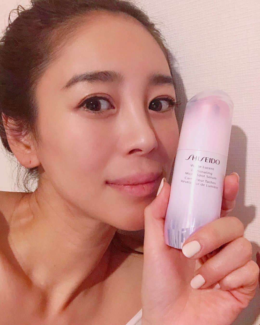 大桑マイミのインスタグラム：「忙しい一日の最後、目覚めの朝に SHISEIDO ホワイトルーセントミネーティング　マイクロS セラム。 ベタつかずすっと馴染んでくれるのに、潤いもしっかりある！その後のmakeを後押ししてくれる血色感UP❣️ こんな美容液まってました。 香りもフローラルで大人の女性っというかんじ。るんるん🧚‍♀️ @shiseido  #shiseidoginzatokyo  #SAKURAブライト  #PR」