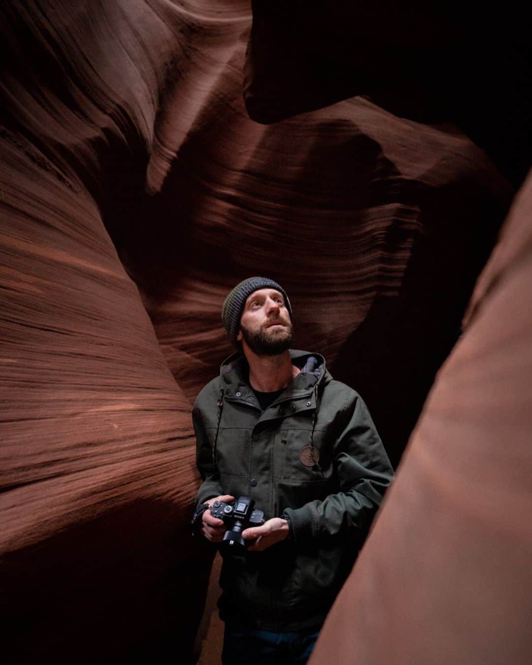 Travis Burkeさんのインスタグラム写真 - (Travis BurkeInstagram)「Today’s awesome exploration of “Secret Canyon“ in Page, Arizona! This was such an incredibly intimate and raw experience compared to the chaos of the more famous Antelope Canyon these days. Huge thanks to @brandon_dugi for the tour and Trey Williams for playing the double flute for us! Also, big thanks to @horseshoebendtours for making this possible.  @gypsea_laysea and I are headed toward Kanab, Utah but  already can’t wait to explore more in this area!  #horseshoebendslotcanyon #secretcanyon #gopro  #gopromax  #pageaz #navajo #arizona」2月4日 10時51分 - travisburkephotography