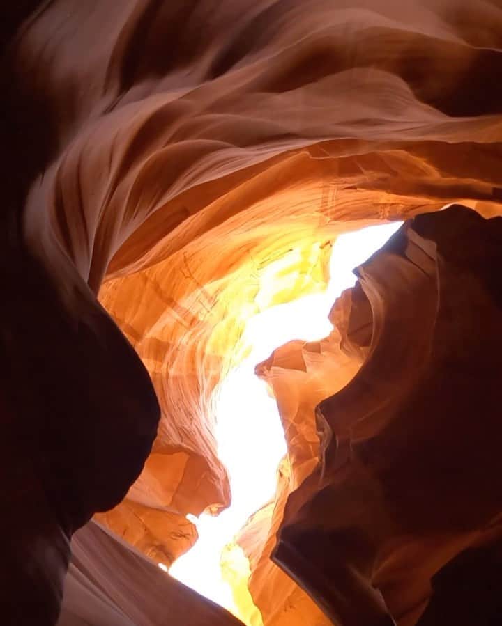 Travis Burkeのインスタグラム：「Today’s awesome exploration of “Secret Canyon“ in Page, Arizona! This was such an incredibly intimate and raw experience compared to the chaos of the more famous Antelope Canyon these days. Huge thanks to @brandon_dugi for the tour and Trey Williams for playing the double flute for us! Also, big thanks to @horseshoebendtours for making this possible.  @gypsea_laysea and I are headed toward Kanab, Utah but  already can’t wait to explore more in this area!  #horseshoebendslotcanyon #secretcanyon #gopro  #gopromax  #pageaz #navajo #arizona」