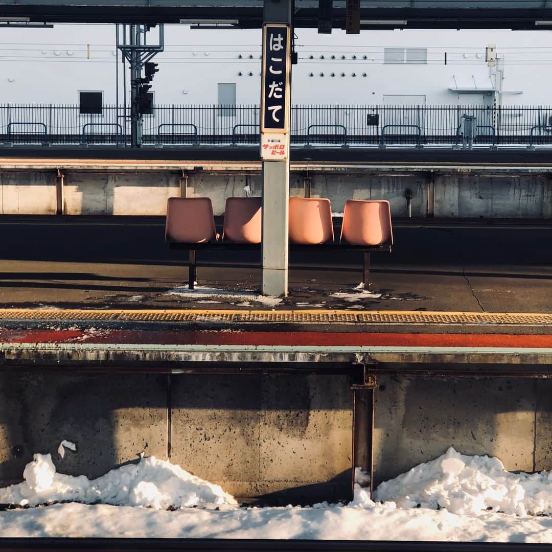 市川紗椰さんのインスタグラム写真 - (市川紗椰Instagram)「先日、久々に北海道を旅しました。目的はもちろん鉄道x食。北海道といえば琺瑯看板！素敵な駅ベンチたちも出会いました。﻿ ﻿ #北海道 #鉄道 #鉄道写真  #琺瑯 #看板 #ベンチ #市川紗椰 #駅ベンチ」2月4日 11時01分 - sayaichikawa.official