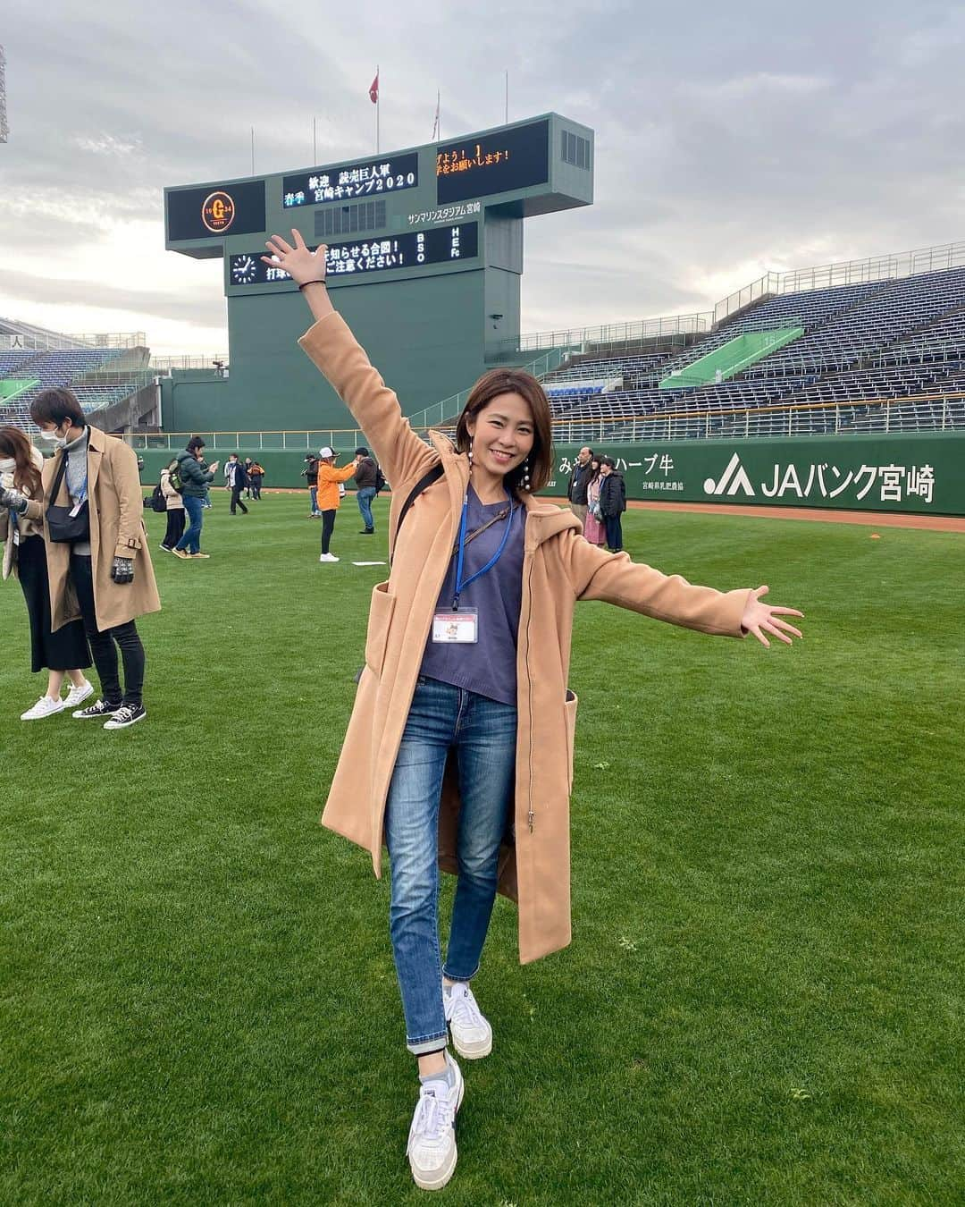 坂元美香さんのインスタグラム写真 - (坂元美香Instagram)「ジャイアンツ 朝のグラウンド体験ツアー！朝8時から受付で先着200名なのでもちろん朝から並びました😼平日だったので8時ぴったりに行ってもギリギリ大丈夫でしが土日はやばい行列なんだろうな…😅ファンクラブ会員とそれ以外で列が違うので並ぶ列を間違えたらアウトです。これから行こうと思ってる方お気をつけて！選手のウォーミングアップをこんなに間近でしかも同じ芝生上で見れる機会はなかなかないので楽しかった！🤩 . #読売ジャイアンツ #読売巨人軍 #ジャイアンツ #巨人 #tokyogiants #野球女子 #宮崎キャンプ #宮崎キャンプ2020 #サンマリンスタジアム #宮崎 #グラウンド体験ツアー」2月4日 11時06分 - mika_saka