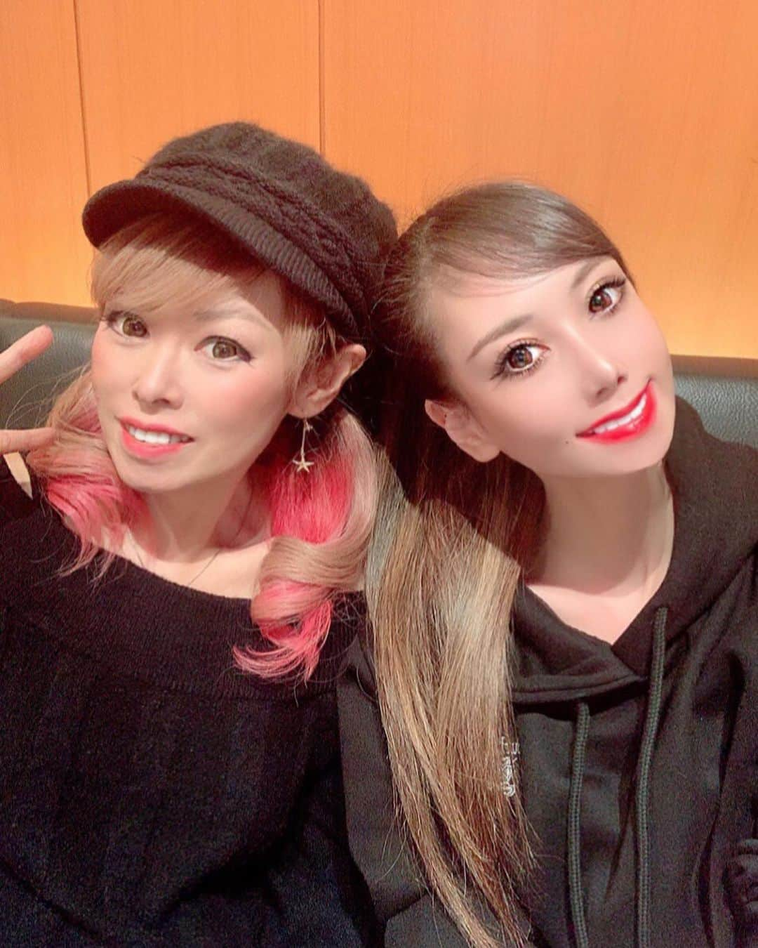 百合華さんのインスタグラム写真 - (百合華Instagram)「みきねぇと節分女子会ww🥰🥰 ﻿ ﻿ もうすぐバレンタインだからって『GODIVA』のチョコレート貰っちゃった🎶﻿ ﻿ どうもありがとう❤️🍫❤️🍫❤️ ﻿ ﻿ いつも優しくて明るいみきねぇは心から尊敬出来る素敵なおねぇちゃま✨﻿ ﻿ #japan﻿ #osaka ﻿ #大阪﻿ #osakajapan ﻿ #阪急百貨店﻿ #阪急うめだ本店 ﻿ #カフェ﻿ #cafe﻿ #スイーツタイム﻿ #bvlgari ﻿ #ブルガリ﻿ #bvlgariilcafe ﻿ #ブルガリイルカフェ﻿ #チョコレート﻿ #chocolate ﻿ #バレンタイン﻿ #バレンタインチョコ﻿ #valentine ﻿ #ミルクチョコレート ﻿ #ミルクチョコ﻿ #大好き﻿ #女子会﻿ #女子会カフェ﻿ #節分﻿ #鬼﻿ #鬼は外福は内﻿」2月4日 11時10分 - yurika.lovelily