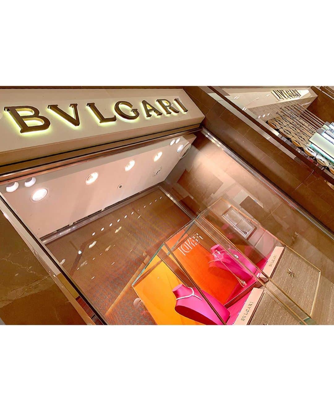 百合華さんのインスタグラム写真 - (百合華Instagram)「阪急百貨店うめだ本店の５階にあるお気に入りのカフェ『BVLGARI IL CAFE』にてスイーツタイム🍰💕 ﻿ ﻿ 店内には美味しそうなドルチェ達がディスプレイされていて、どれにしようかいつも本当に迷っちゃうww💓💓💓 ﻿ ﻿ しかも、来店する度にドルチェのメニューが新しくなっていて飽きずに楽しめるところもお気に入りポイント✨﻿ ﻿ 今回は金箔がキラキラでとっても可愛いティラミスを選んでみました🥰﻿ ﻿ チョコの中で『BVLGARI』のミルクチョコレートが１番大好き❤﻿ ﻿ #japan﻿ #osaka ﻿ #大阪﻿ #osakajapan ﻿ #阪急百貨店﻿ #阪急うめだ本店 ﻿ #カフェ﻿ #cafe﻿ #スイーツタイム﻿ #bvlgari ﻿ #ブルガリ﻿ #bvlgariilcafe ﻿ #ブルガリイルカフェ﻿ #チョコレート﻿ #chocolate ﻿ #バレンタイン﻿ #バレンタインチョコ﻿ #valentine ﻿ #ミルクチョコレート ﻿ #ミルクチョコ﻿ #大好き﻿ #美食 #美食家 #aumoグルメ」2月4日 11時11分 - yurika.lovelily