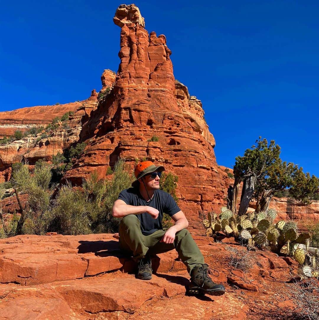 マイケル・トレヴィーノのインスタグラム：「Slide 1: Stopped in Sedona to get a palm reading 🔮 Slide 2/3: This is local legend Robert the Reiki Flute Player who gives out heart shaped rocks that represent "unconditional love" which he says is the only way to change the world "one heart at a time" ⛰❤️ Slide 4: Just me doin the most 🤷🏻‍♂️」