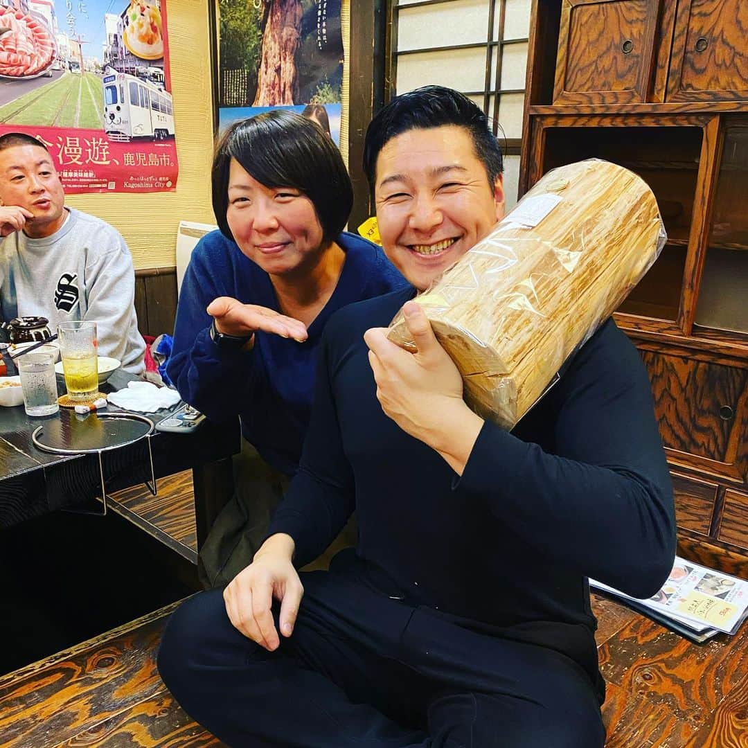 長田庄平のインスタグラム：「誕生日の日の  #星座さんに木貰ったよ #幕張の母 #幕張の劇場の支配人 #木 #脱臭とかできるらしい #インテリア」