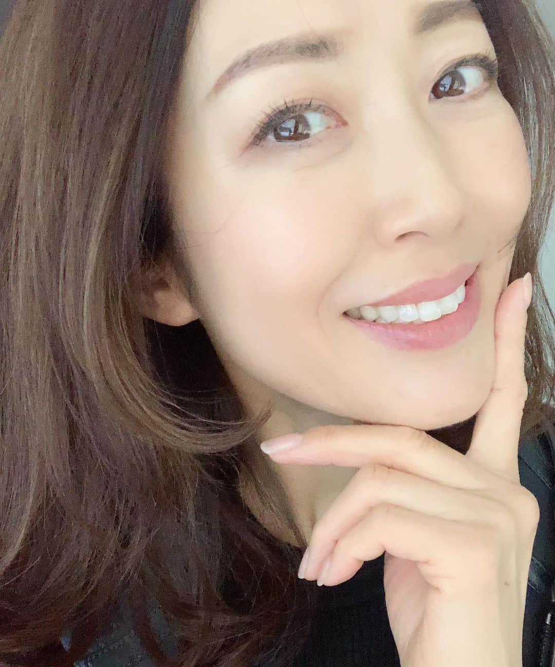 草間淑江さんのインスタグラム写真 - (草間淑江Instagram)「春メイク💄  最近購入した2点❣️❣️ ルナソル シームレスマットリップ　07  マットですがスルッと伸びるテクスチャーで大人の縦シワにもよい👍  エトヴォス ミネラルマルチカラー　リネンベージュ  アイカラー チーク リップ マルチに使えるパウダー❣️❣️ やっぱりベージュが好き過ぎる😍  #春メイク#ベージュ#ベージュが好きすぎる #ルナソルシームレスマットリップス #エトヴォスマルチミネラルパウダー #お気に入り#メイク#メイクアップ#草間淑江」2月4日 11時27分 - yoshie_kusama