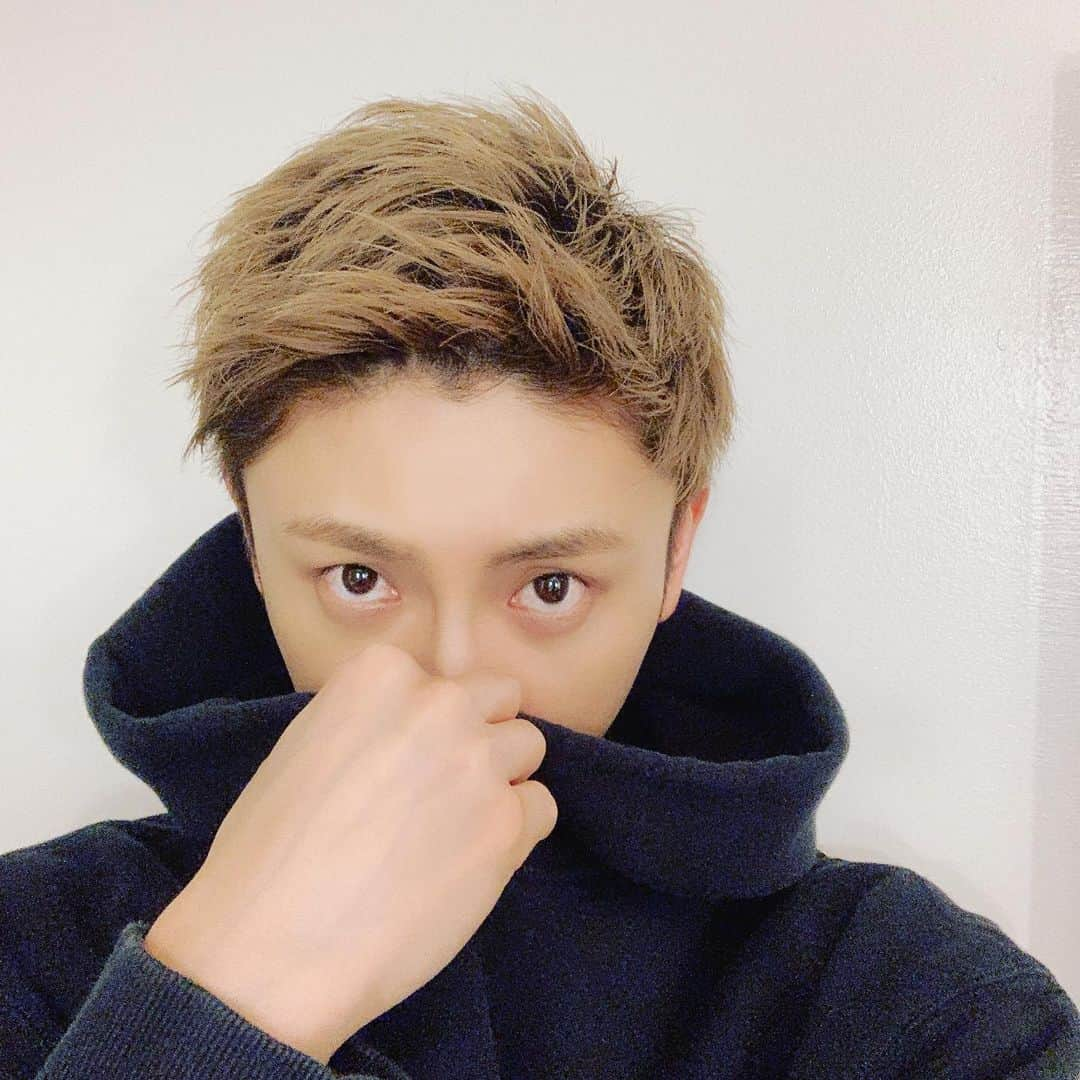 與真司郎さんのインスタグラム写真 - (與真司郎Instagram)「I got my hair cut short. What do you think, does it look good on me?🙈 ちょー久しぶりに短髪にした。どうかな？💇‍♂️🙈」2月4日 11時38分 - shinjiroatae1126