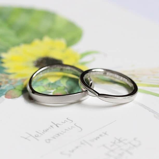ith / イズ オーダメイド結婚指輪さんのインスタグラム写真 - (ith / イズ オーダメイド結婚指輪Instagram)「“二人とも納得のいくデザインを” そんな思いから生まれた、 ひと組の結婚指輪。 . デザインは異なりますが、 優しく素敵なお二人らしい選び方で 世界にひと組の指輪が生まれました。 . 内側にはお二人ともペリドットを留め、 お揃い感を出しました。 . . ▽ 指輪について 結婚指輪(男性)：ヴィバーチェ Pt900：146,000円〜 . 結婚指輪(女性)：リボンウーノ Pt900：132,000円〜 . . 公式ハッシュタグ🤳✨ #イズマリッジ . . #結婚指輪 #婚約指輪 #プロポーズ  #マリッジリング #エンゲージリング  #指輪 #ダイヤモンド #ブライダルリング #婚約 #プレ花嫁 #ペアリング #指輪選び  #ウェディングドレス #ナチュラルウェディング  #指輪探し #結婚指輪探し #ゴールドリング  #オーダーメイドリング #結婚指輪オーダー #オーダーメイド #花嫁 #2020春婚 #2020夏婚 #2020秋婚 #特別感 #お揃い #リボン」2月4日 11時40分 - ith_marriage