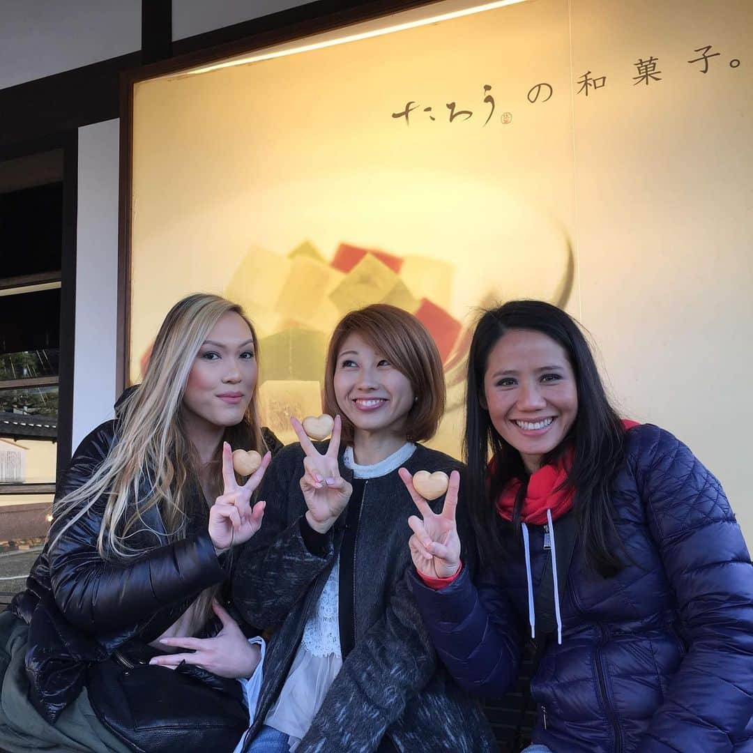 吉田ちかさんのインスタグラム写真 - (吉田ちかInstagram)「Flashback to when Chloe & Thanh visited me in Japan! Our Kanazawa trip  was so much fun! Missing you guys! ﻿ ﻿ 今日は訳があってクローイーとテーングとの金沢旅行にタイムスリップ！少し前から必要だな〜と思って出版社の方とブレストをしていたのですが、この度”おもてなし英語”の書籍＆アプリを出すことになりました！（発売日やタイトルはまだ未定です。決まり次第お知らせします！）﻿ ﻿ そして、より実用的な内容にするべく、この書籍・アプリは実際に使うみなさんが、外国の方々にシェアしたい日本の情報／接客などで様々な業種で使用するフレーズを盛り込んだ書籍・アプリにしたいと思っています。募集している具体的な内容はこちらの応募フォームに記載しています。https://forms.gle/Nx1buVLDpDAmez6CA (stories/profileにもリンクしておきます！）﻿ ﻿ 詳細を確認した上でフォームからフレーズを提案してもらえたら嬉しいです！(コメントで書かれたフレーズは反映されませんのでご了承下さい m0m)﻿ ﻿ 日本の魅力や文化を世界中の人々とシェアできるフレーズが詰まった素敵な書籍をみなさんと一緒に作れたらと思っています！全てのフレーズを採用することはできないのですが、フレーズを提案してくださった方は全員書籍でクレジットさせていただきます☆ そして、応募してくださった方の中から20名様に出来上がった書籍をサイン入りでgiveawayします！ご協力ありがとうございます😊﻿締め切りは2月16日(日)23:59です！」2月4日 12時01分 - bilingirl_chika