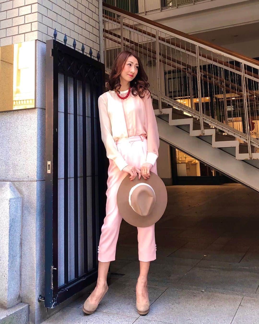 のインスタグラム：「皆さん、こんにちは♡ ・ ・ ファッションブランド " 𝐂𝐇𝐄𝐑𝐈 " シェリ  @cheri__id  のお洋服、少しずつアップしていきますね💕 ・ ・ サイトOPEN しました⬇️ プロフィールのリンクから見れますので、是非ご覧になってみてくださいね❣️ ・ https://cheri.style/ ・ ・ お写真 横にswipe してね❣️ ・ ・ ●シフォンカシュクールトップス 柔らかくて落ち感のあるお素材が女性らしいですよね。袖口がリブになっているのでカジュアルなアイテムを合わせても楽しめそうです。 3color 💓💚💙 ・ ●サイドスリットパンツ ピッタリしすぎないスリムパンツで脚長効果抜群です。付属のドットベルトをつければカジュアルコーデにも合わせやすそう✨ 3color 💓💛💙 ・ ・ ・ お素材、カラー… ともに、春らしさを感じられるアイテムですよね🌸💕 ・ ・ ・ ・ " 𝐂𝐇𝐄𝐑𝐈 " シェリ  は、女性らしく上品さの中にもトレンドを意識したアイテムを揃えたいと思っています👗✨ ・ 皆さんに愛されるお洋服をデザインしたいなぁ💕 ・ ・ ・ ・ ・ ▫︎▫︎▫︎▫︎▫︎▫︎▫︎▫︎▫︎▫︎▫︎▫︎▫︎▫︎▫︎▫︎▫︎▫︎▫︎▫︎▫︎▫︎▫︎▫︎▫︎▫︎▫︎▫︎▫︎▫︎▫︎▫︎▫︎ ・ #cheri #ichiba #ディレクター #シェリ #イチバ #ブランド立ち上げ #ブランド #デザイナー #ヘアメイク #モデル #ウォーキング講師 #秘書 #インフルエンサー #インスタグラマー  #model #神戸 #kobe #osaka #大阪 #japan #followme #フォローミー #beauty #お洒落さんと繋がりたい #ファッション #fashion」