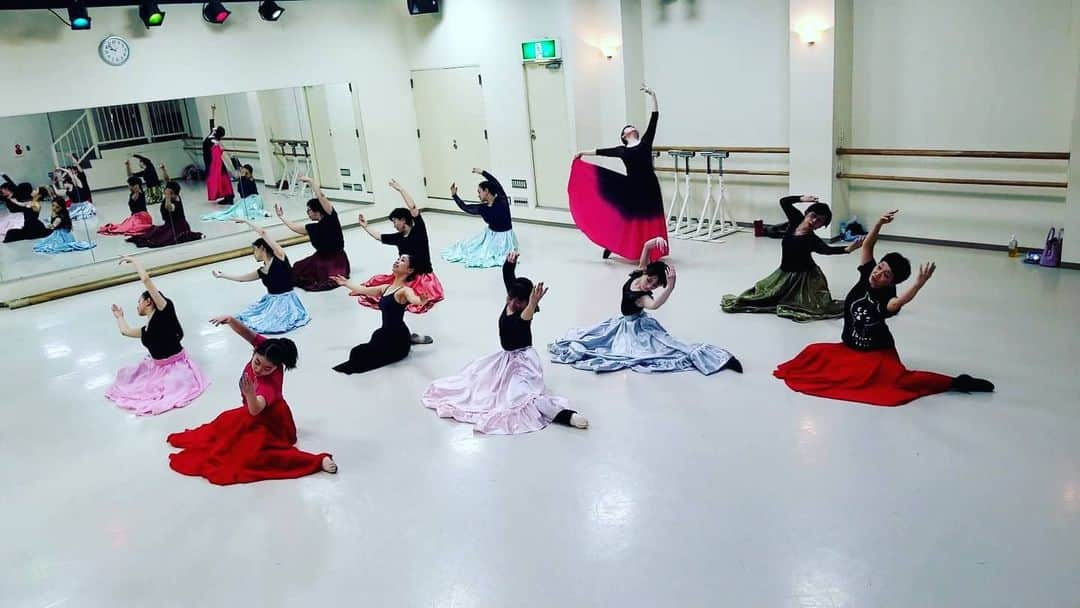 風花舞さんのインスタグラム写真 - (風花舞Instagram)「DL@目白、第1第2(月)はダンスplus。 昨日は新しいナンバーで、とても綺麗な曲だけどカウント取るのがとても難しく…ここ最近一、二を争うぐらい振りを考えるのが大変でした💦一時間ちょっとのレッスンでこれ最後まで出来るのかなとドキドキしましたが、皆さんの頑張りで無事終了🙌ありがとー！⬅️新ナンバーの時は実は毎回ドキドキしている…😅 ダンスplusでは、生徒さんが踊りたいな～と思う曲を持ってきてくださって、順次レッスンしています。リクエストくださった方をフューチャーしてフォーメーションを組むので、真ん中に立つ、ソロで踊るなど、なかなか普通のレッスンでは見られない景色を見られる、 それと同時に、ソロの部分は人を見て踊れないので自分でしっかり覚えなくてはならず、目白は1レッスンで1曲なので振りがどんどんつくので、責任感だったり集中力だったりを通常をより必要とします。 リクエストしてくださった方々はその日のレッスンはとても緊張していると思うのですが、経験すると意識も変わると思いますし、とてもいい勉強になると思いますし、経験したからこそわかることも沢山あると思います。きっとね、舞台の見方も変わると思う。  昨日は初めましての方も。 以前Chacottに一度来てくださったそうですが、目白は初めて。Chacottから目白へ来てくださる方も増えてきて、また目白の方々もChacottにも出てくださっていて、とても嬉しいです。Chacottはレッスン2回で1曲、目白はレッスン1回で1曲とレッスンの進め方が違うのと、スタジオの大きさの都合で同じナンバーでもChacott版・目白版と若干内容が変わるので、それぞれに楽しんでいただけると思います。  何より嬉しいのは、10代から上は70代の方まで、目白もChacottも皆さんが仲良く、レッスン中の雰囲気がいいこと。 宝塚受験生も見せ方や華やかさを身に付けるため、そして楽しく踊るためにバレエだけではなくダンスplusも参加してくれている方もいるし、母娘で一緒に踊ってくださったり、三世代でご参加くださる方も。 教える立場としては本当に嬉しく微笑ましく、ありがたいなぁといつも思っています😊  今日はDL@目白(火)バレエ基礎。 バレエはコツコツと同じことの繰り返し。この繰り返しがとても大事で、この基礎が他のジャンルのダンスの基礎にも繋がるので、今日も頑張りましょー♪  写真1枚でいいのに私のInstagram、文章がいつも長くなっちゃう… なんか気がついたら長文… ブログその他のSNS一切やっていないのでついつい😅 Instagramが好きなのだー✨  #DanceLesson#目白#ダンスplus#バレエ#風花舞#ミュージカル#宝塚#シアターダンス#レッスン曲#リクエスト」2月4日 12時03分 - kazahanamai_official