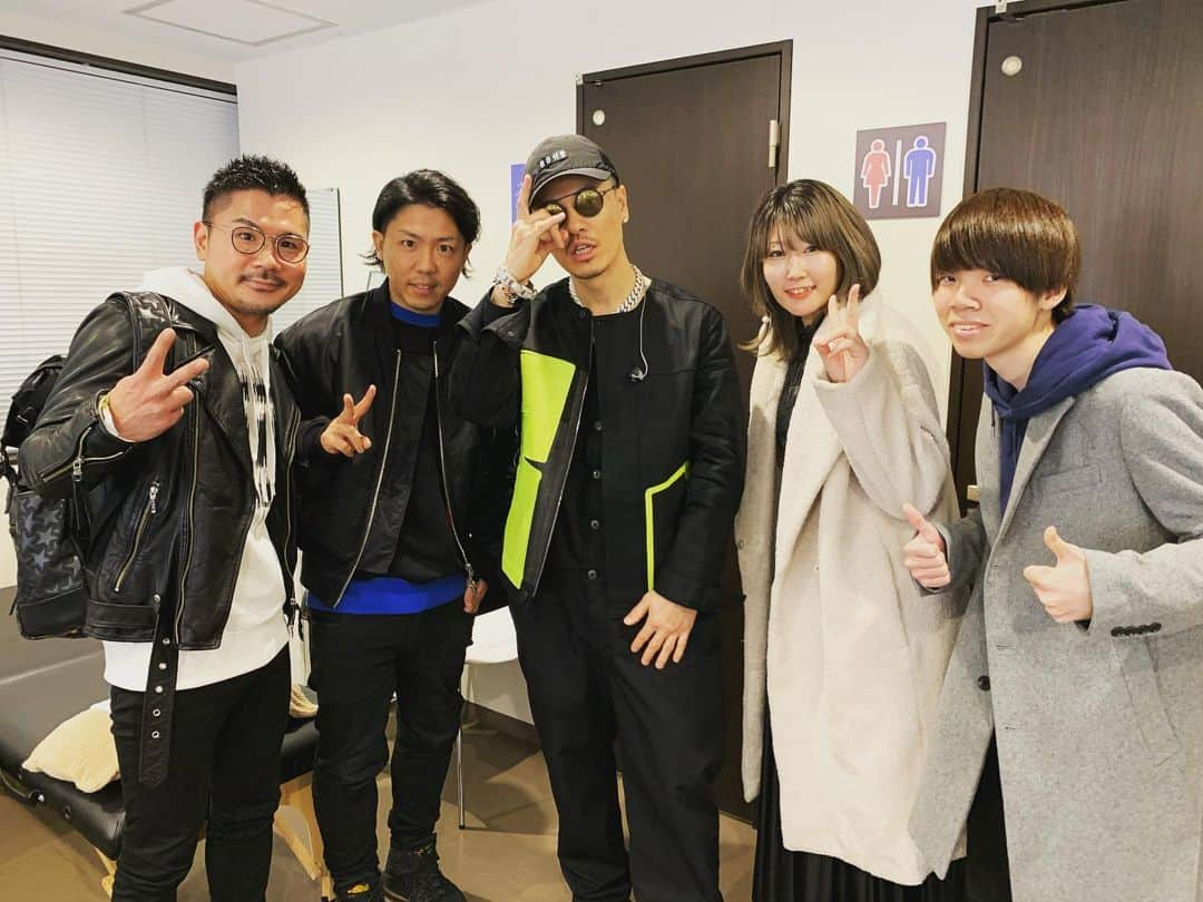 久野 創さんのインスタグラム写真 - (久野 創Instagram)「LIVE終わりにAK-69さんと😊 . AK-69さんの音楽は、音楽＋生き様。 それを感じれる至極の時間でした。 . 去年、当社がスポンサーを務めさせていただいた楽曲のPV撮影時にお会いしたことも覚えていてくれて感無量です。 . AK-69さんのLIVEに行かれたことがない方は一度、足を運んでみてください。 . 血が沸騰し、体温が上がり、その圧倒的なパフォーマンスに心も身体も痺れる時間となることをお約束します。 . 社員も大喜びで一緒に行けて本当に良かった。 . #AK69 #LIVE #豊洲PIT #COCOROZASHI #株式会社COCOROZASHI」2月4日 12時04分 - hajime_kyuno