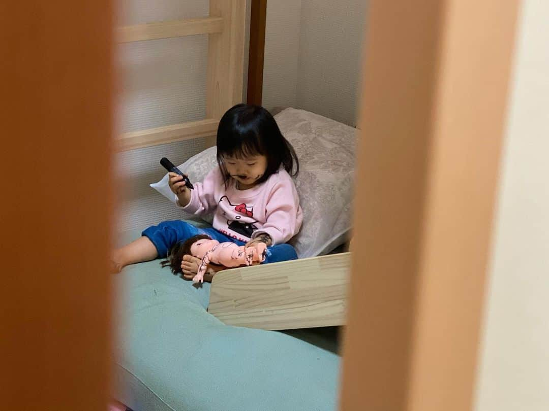 森渉さんのインスタグラム写真 - (森渉Instagram)「自分の部屋にこもって静かにしてたから覗いてみたら大惨事www😆水性で良かった〜💦 #千笑 #金田朋子 #森渉 #家族 #family #子供 #kids #娘 #2歳7ヶ月 #いたずら #大惨事 #お絵かき #家政婦は見た  #本人はお化粧をしてたらしいです」2月4日 12時24分 - watarumori.sports