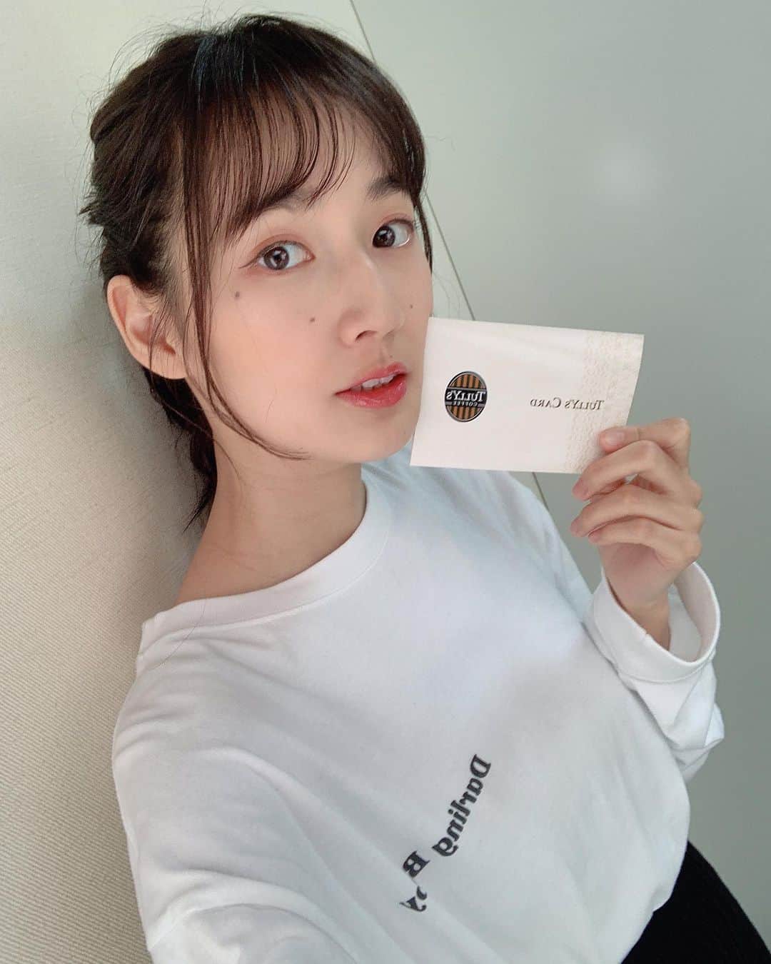 高嶋香帆のインスタグラム：「志村でナイト収録にて、 メイクさんに前髪を可愛くセットして頂きました☺️💓 . 切ってから自分でうまく出来なくて悩んでたから嬉しい！ 勉強になりました🙏✨✨ . そしてお誕生日おめでとうとコーヒー好きには堪らないプレゼントまで頂きました🤤💓💓 . ありがたや🙏💕💕💕」
