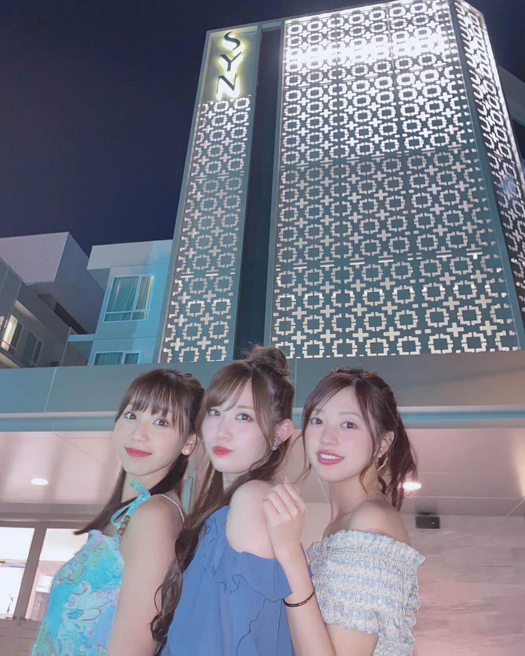 吉川千愛のインスタグラム：「最終日のホテルは﻿ 『SYN Hotel』﻿ ﻿ プール付きのホテルで﻿ こちらも綺麗でした〜😆❤︎ ﻿ 個人的に﻿ 広さもちょうど良くて﻿ ベットはキングサイズ✨﻿ 枕もフカフカで﻿ ぐっすり寝れた😴♪♪﻿ 1番過ごしやすいホテルだったな！﻿ ﻿ プールもあるし﻿ 朝食も美味しかったし﻿ セキュリティーも﻿ しっかり！！﻿ ここ大事！！ ﻿ ﻿ チェンマイ空港から﻿ 車で約10分程の場所でおすすめ♪﻿ ﻿ ﻿ #amazingthailandjp﻿ #こんなタイ知らなかった﻿ #thailovers ﻿ #タイ女子旅 ﻿ #チェンマイ﻿ #synhotel﻿ #volkswagen ﻿ #thailand ﻿ #thai﻿ #chiangmai ﻿ #女子旅﻿ #LinQ﻿ #吉川千愛﻿ #こんにちあ﻿ #あいんちゅ」