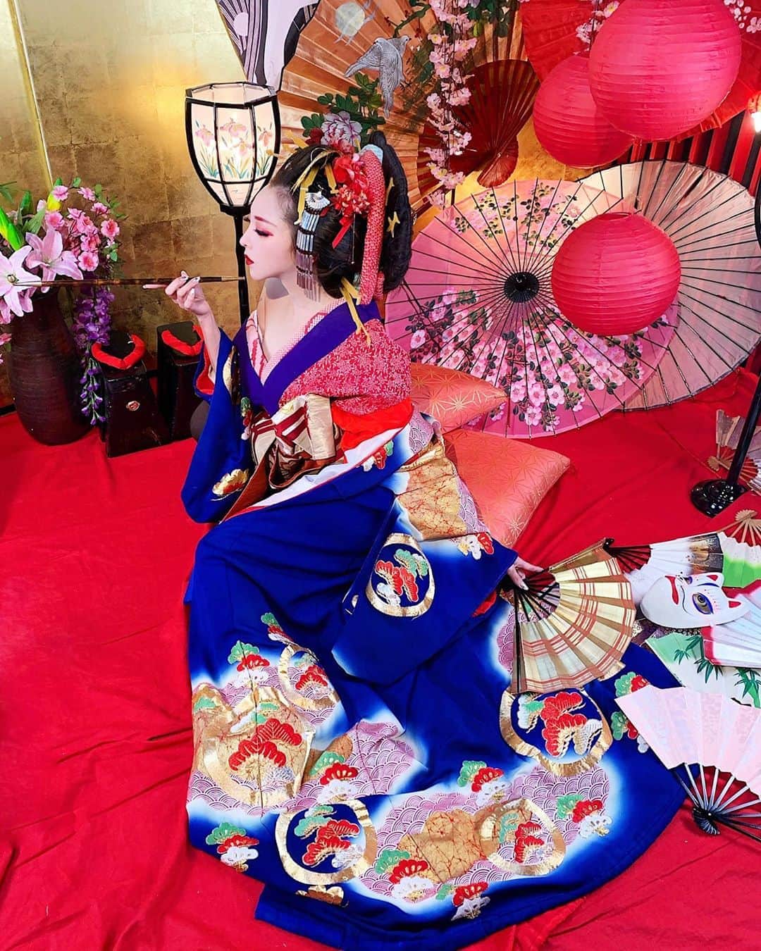山崎みどりさんのインスタグラム写真 - (山崎みどりInstagram)「花魁👘といえば煙管（きせる）﻿ ﻿ @cocomotokyo にはたくさんの着物があったけど、﻿ ﻿ スタジオの背景が赤なので目が覚める様なこの綺麗な青と金の刺繍のお着物にしたよ👘﻿ ﻿ ──────────────────────────﻿ #花魁#おいらん#oiran #着物#kimono #和服#撮影#撮影会#浅草#asakusa#きせる #煙管#cocomo」2月4日 12時53分 - midori_yamasaki_