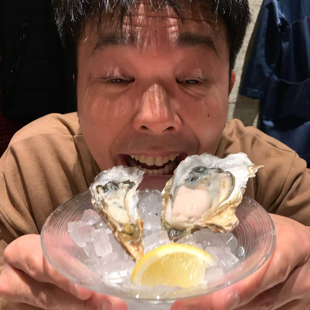 西川晃啓のインスタグラム：「気絶オイスター  絶品のオイスターとイタリアンを食べてご機嫌気絶  #あるある探検隊#レギュラー#気絶#気絶の日々#ギャグ#r1#グランプリ#予選#mc#おわり#渋谷#エススパイラル渋谷#オイスターバー#イタリアン#美味#全部#」