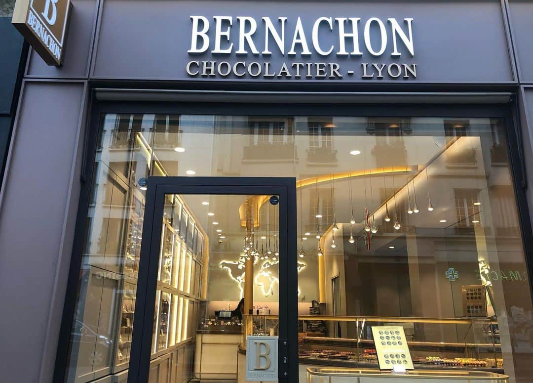 矢部あやさんのインスタグラム写真 - (矢部あやInstagram)「最終日に駆け込みでBERNACHONへ。 スペシャリテなど計6点お買い上げ。 ・ #bernachon #bernachonparis #paris #ベルナシオン #フランス旅行」2月4日 13時11分 - yabe0622