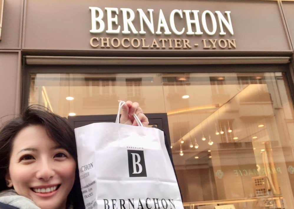 矢部あやのインスタグラム：「最終日に駆け込みでBERNACHONへ。 スペシャリテなど計6点お買い上げ。 ・ #bernachon #bernachonparis #paris #ベルナシオン #フランス旅行」