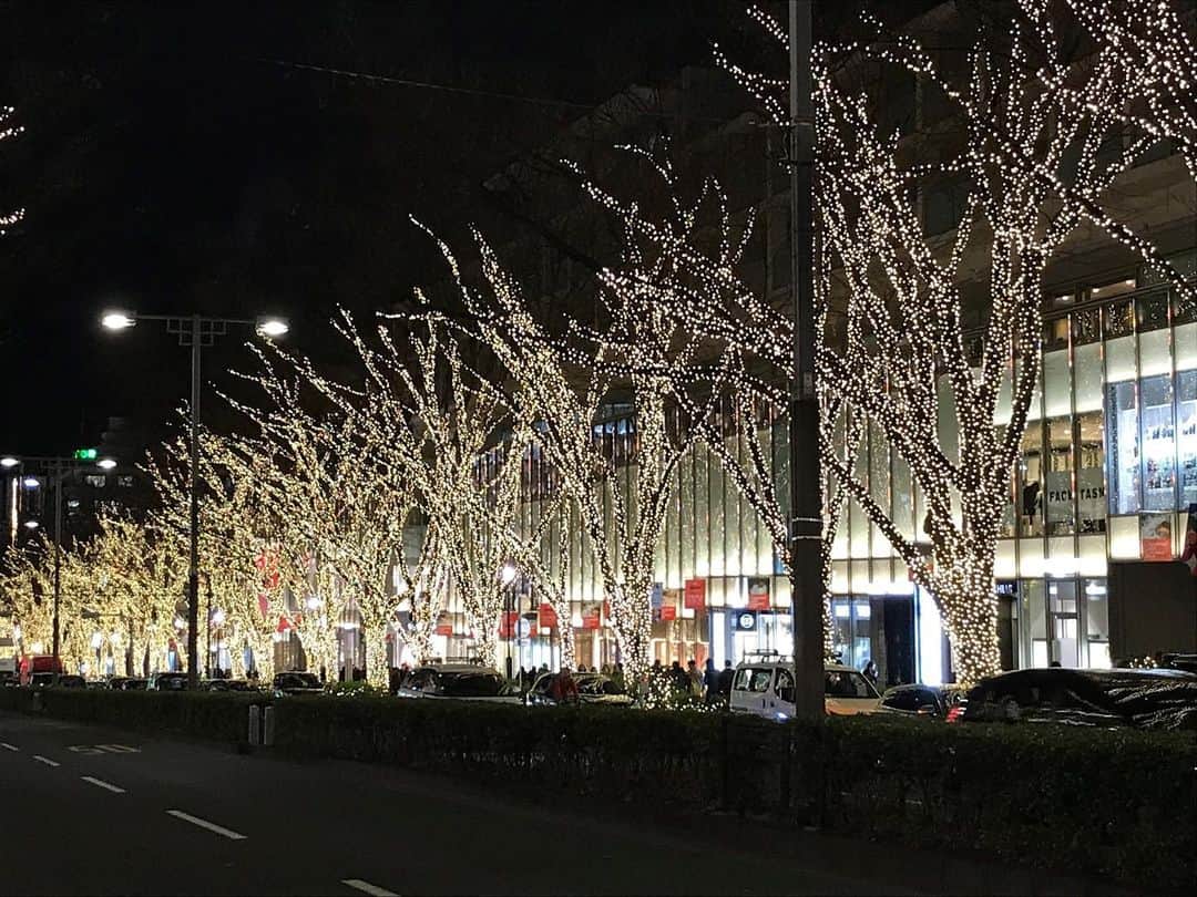 のインスタグラム：「. キラキラ輝く夜景を見ていると 何だか、ワクワク楽しい気分になる。 . Area＊ #東京 . #夜景#イルミネーション#建築#建物#建築巡り#散歩#散策#お洒落スポット #お洒落な街 #ギャラリー #大人女子 #トレンド #ファッションアイコン #都心 #東京散歩 #東京観光 #tokyo #tokyostyle #japan #大人の東京暮らし #東京glam」
