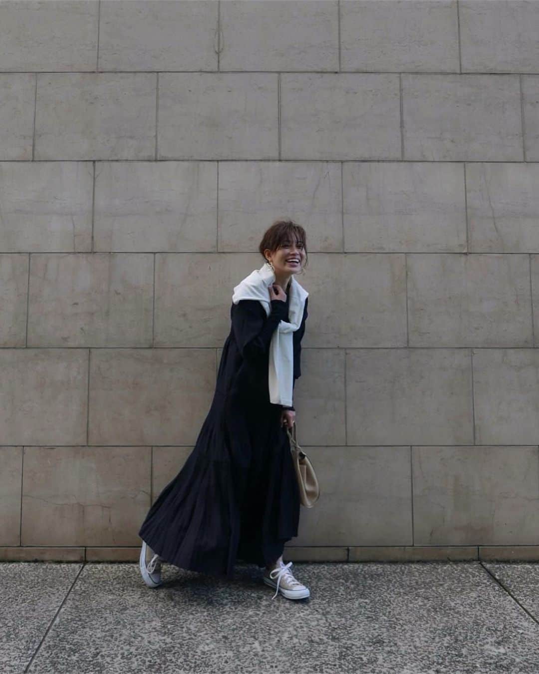 JUNNAのインスタグラム：「ポンチョ×ワンピ×スニーカー  このワンピース、先行受注ではオケージョンシーンに...と、とても人気でしたが、オケージョンシーンは勿論 写真の様にカジュアルダウンして日常サッと お召しいただくのもオススメ。  outer/ #フーデットテントコート　2/6発売 onepiece/ #バストシャーリングプリーツワンピース 2/6 sneaker/ #converse 発売中 bag/ @therow #therow pierce/ @farisjewelry 店頭発売中  引き続きポンチョ気分🌬  #etretokyo #2020etre_ss  #大人カジュアル #インナー #キャミソール#カジュアルコーデ#ワンピ#ワンピース #春服コーデ #春服#sサイズ#156cm#スカーフ#ヘアアレンジ #アレンジヘア #ボブヘアアレンジ #ボブアレンジ」