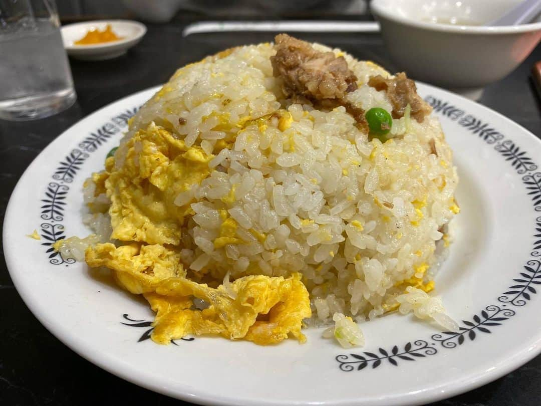 水内猛さんのインスタグラム写真 - (水内猛Instagram)「時々食べたくなる！美味しいチャーハン！いつもとお皿が違うと少なく感じる？笑 #チャーハン #炒飯 #焼飯 #登龍」2月4日 13時13分 - takeshimizuuchi