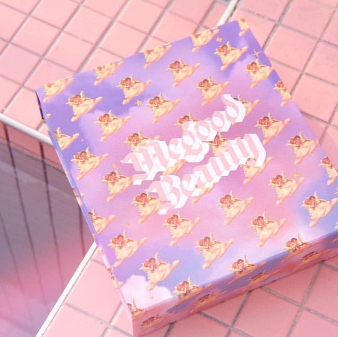 megbabyのインスタグラム：「2月6日　17時よりValentine’s day SPECIAL BOXの販売スタートします🎁🍫🤎👼🏻 ・ 前回1分で完売したクリスマスBOXに続き、BOXセット第二弾🎁 今回も争奪戦になること間違いないBOXみなさんお見逃しなく⏰ ・ 気になる箱の中身は・・ ・ ⚪︎ @megood__beauty マスクパック初のエイジングライン登場✨ 『SPI-FACE LINE smoothing lift wrinkle mask』スパイフェイスラインマスク🖤 (2月下旬発売予定) ・ ♡リフトアップ ♡シワ&くすみ ♡肌の奥まで水分を💧 ・ 多くのリクエストを頂いた、リフトアップしたい、シワやくすみを改善したいという声から生まれたマスクです🥺✨ ・  肌の内側からハリをだし、リフトアップを導く注目の成分、スパイダーシルク(クモが作るタンパク質の繊維)をたっぷり含んだマスク🕸 ・ ・ 冬になると乾燥によって小じわもできやすいし、くすみやすくなっちゃう🥺この季節は欠かせない存在になるかとおもいます🥰 ・  肌の内側まで潤ってハリのあるツヤ肌になりましょう👼🏻 ・ そして、完売を繰り返す幻のPHアンプルもBOXに入ります！  BOXの価格は、6000円(税抜) ※7480円(税込)相当！ ぜひこのチャンスに試してみてくださいね🧚🏻‍♀️」